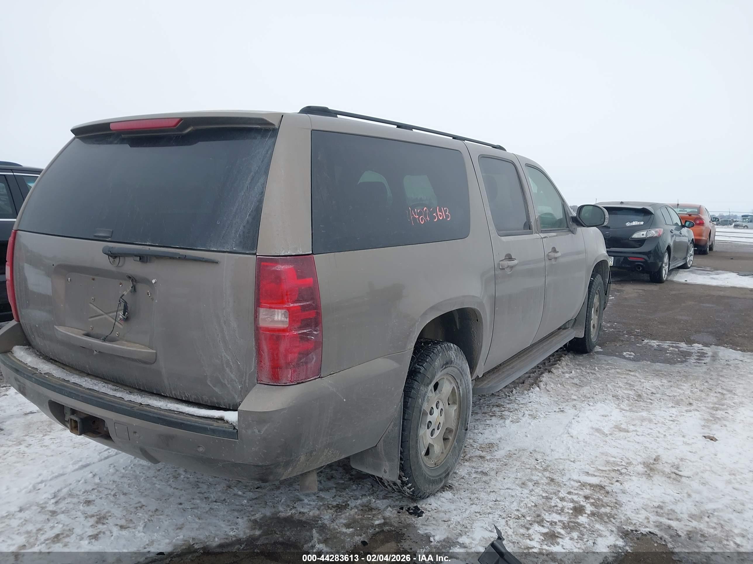 CHEVROLET SUBURBAN image 4