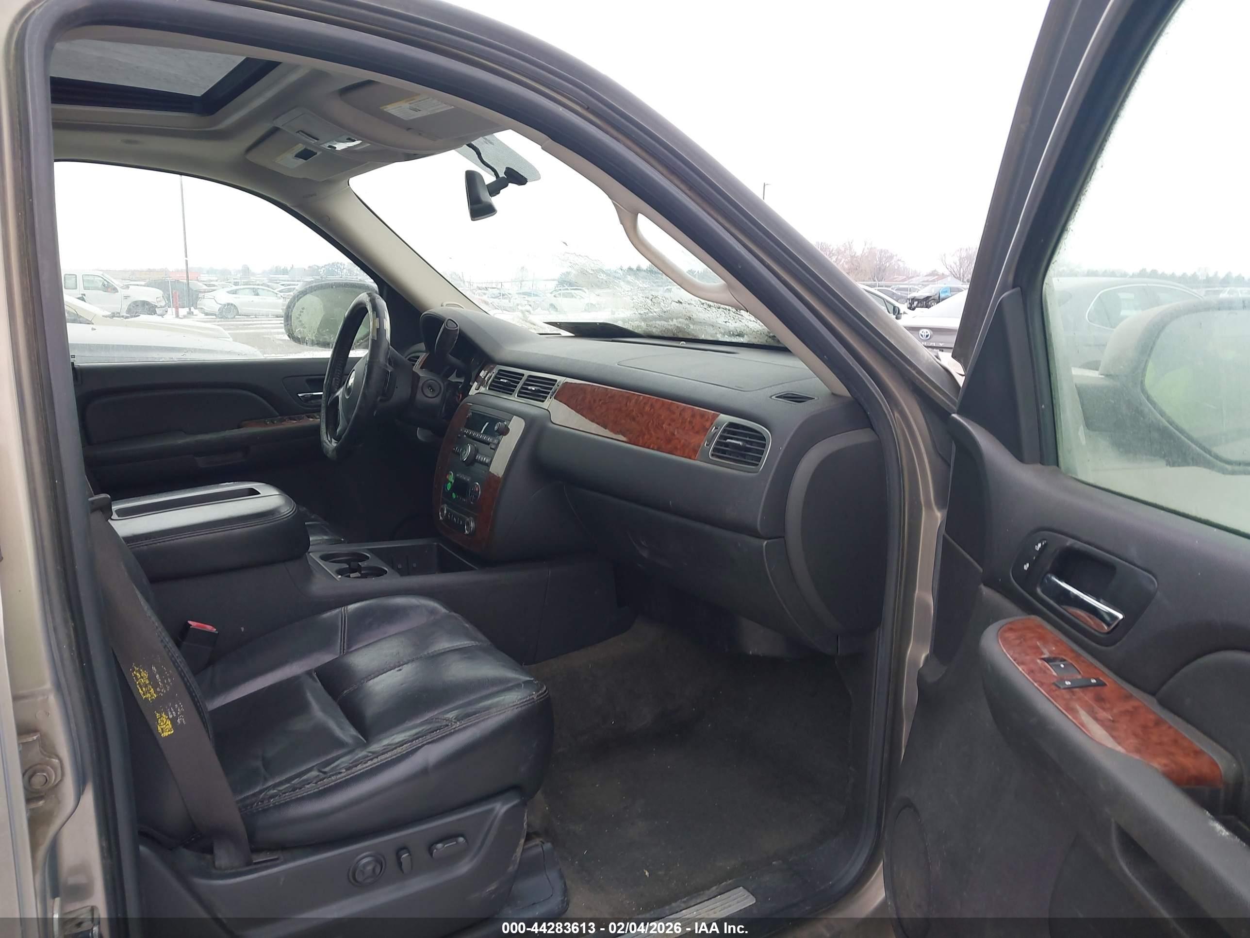 CHEVROLET SUBURBAN image 5