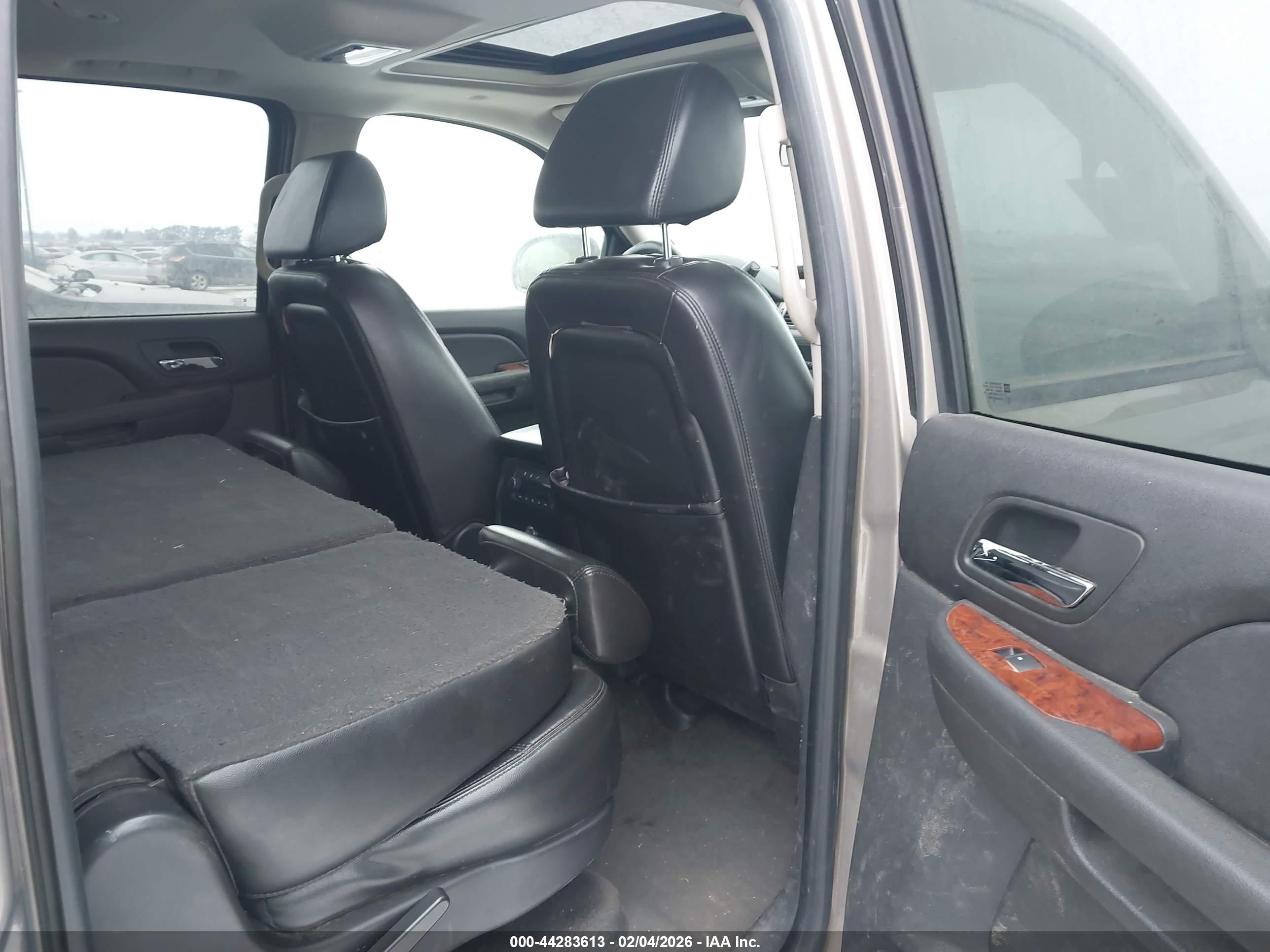 CHEVROLET SUBURBAN image 8