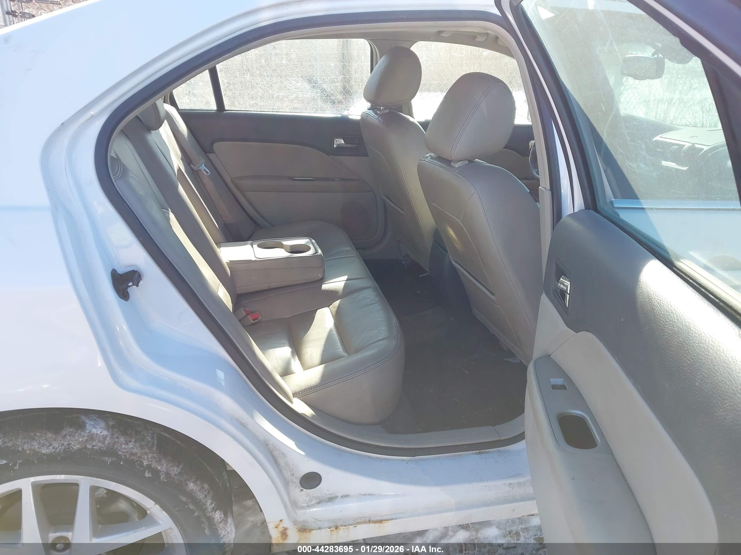 FORD FUSION image 8