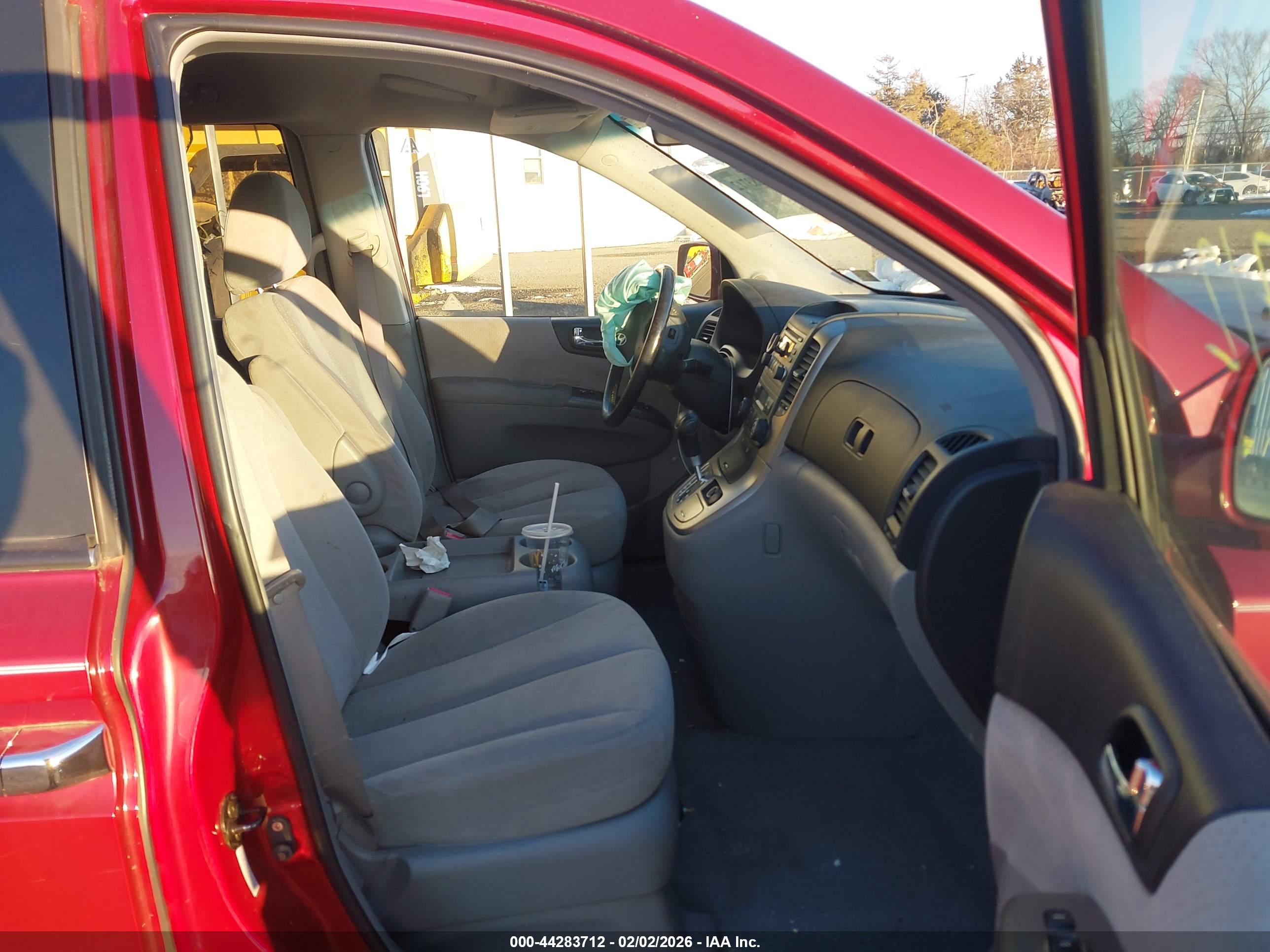 HYUNDAI ENTOURAGE image 5