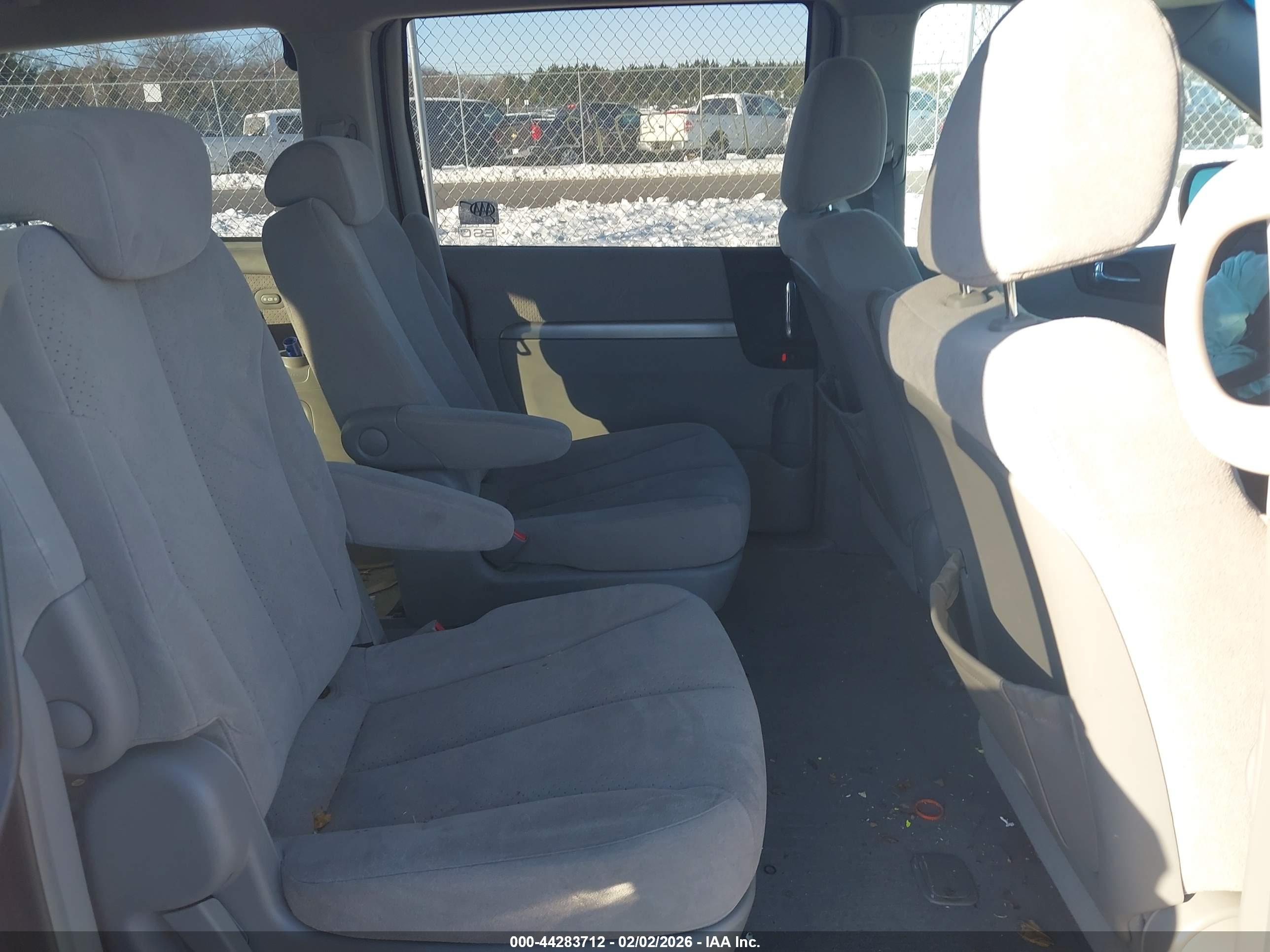 HYUNDAI ENTOURAGE image 8