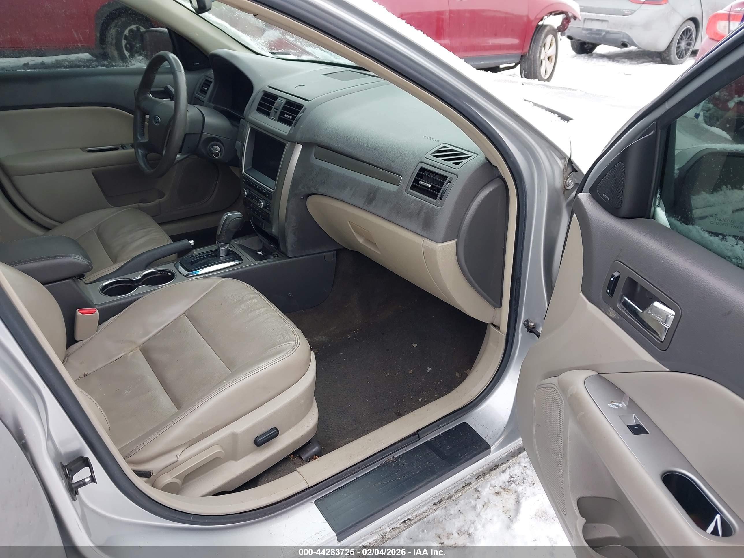 FORD FUSION image 5