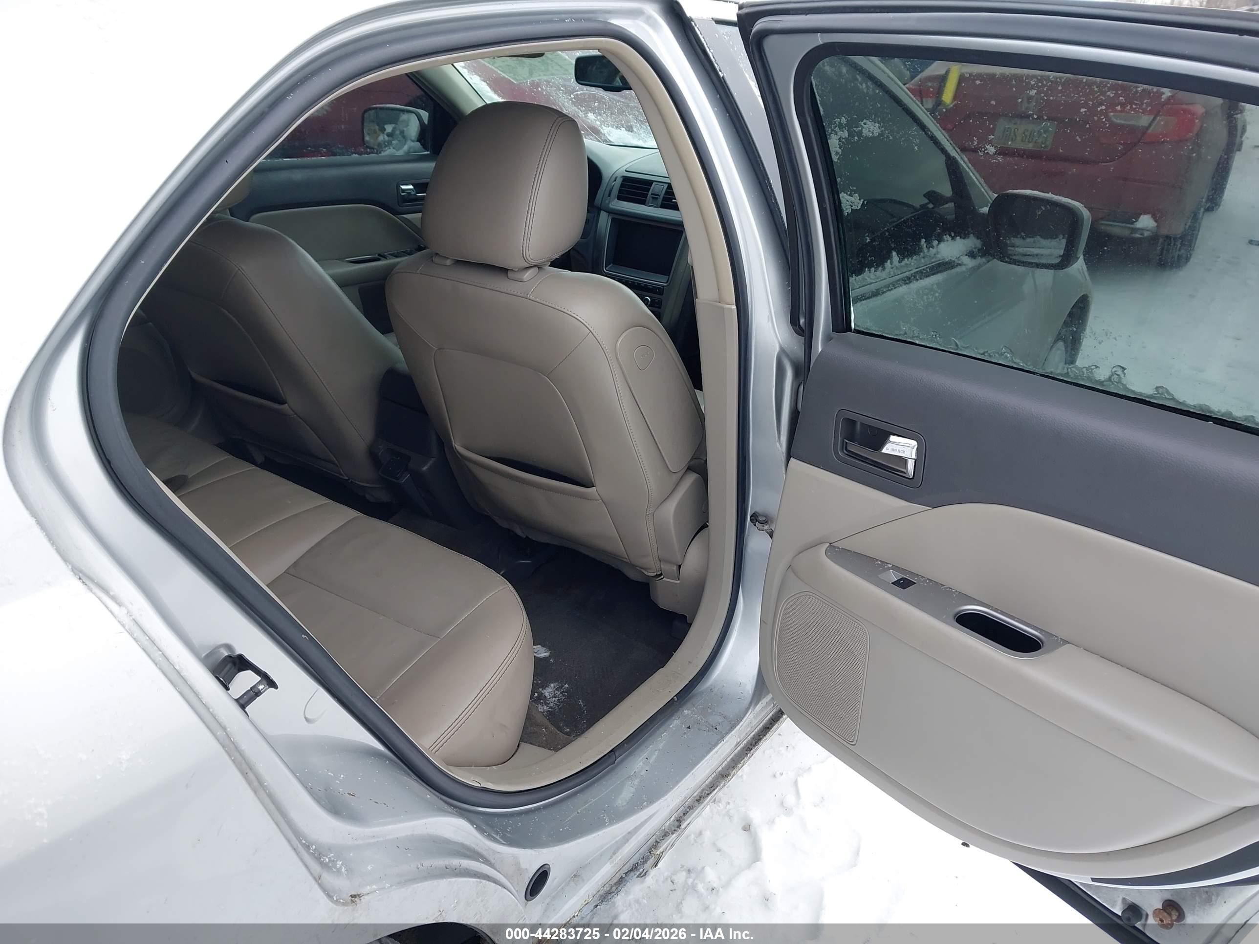 FORD FUSION image 8