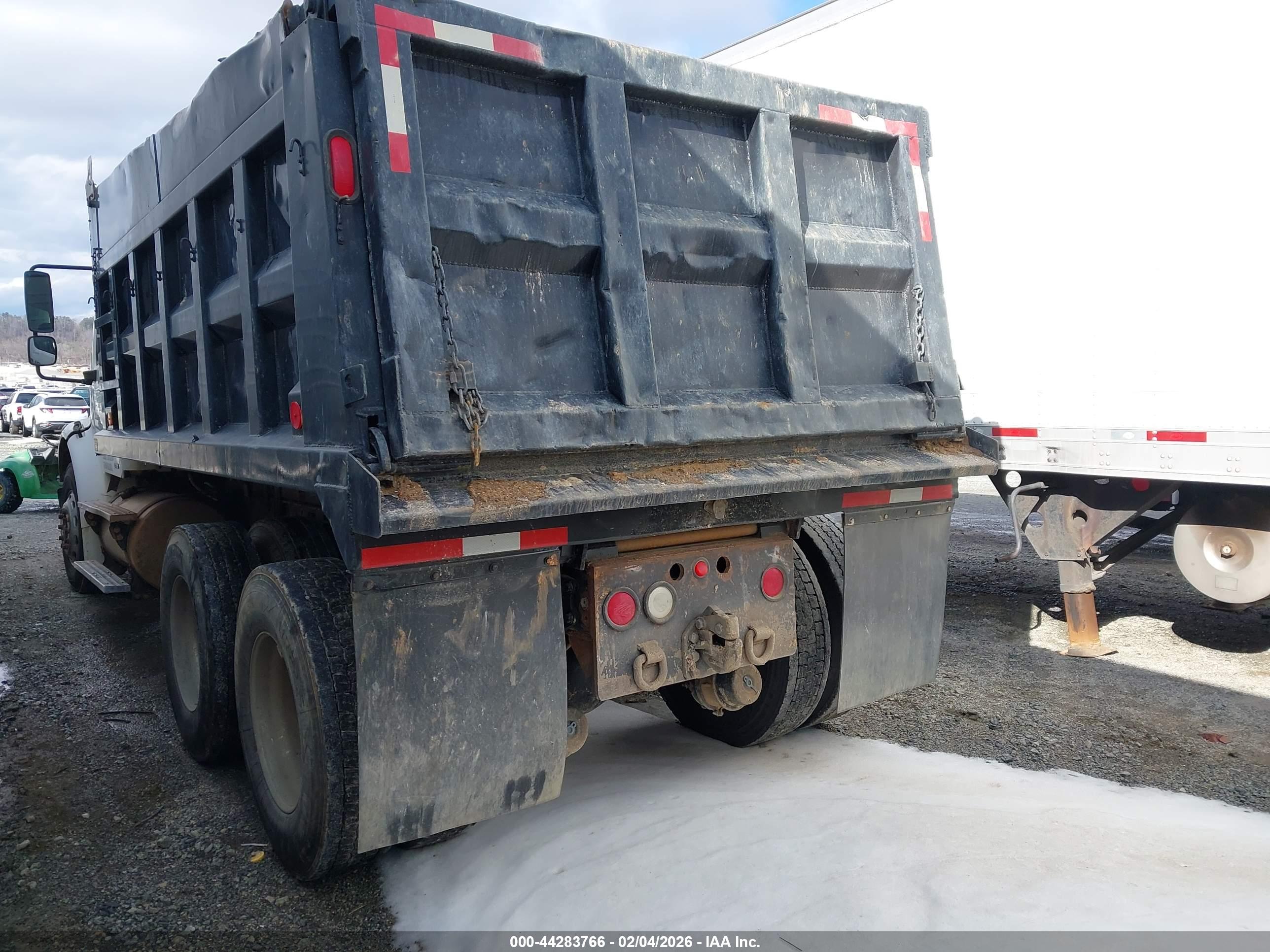 FREIGHTLINER M2 image 3