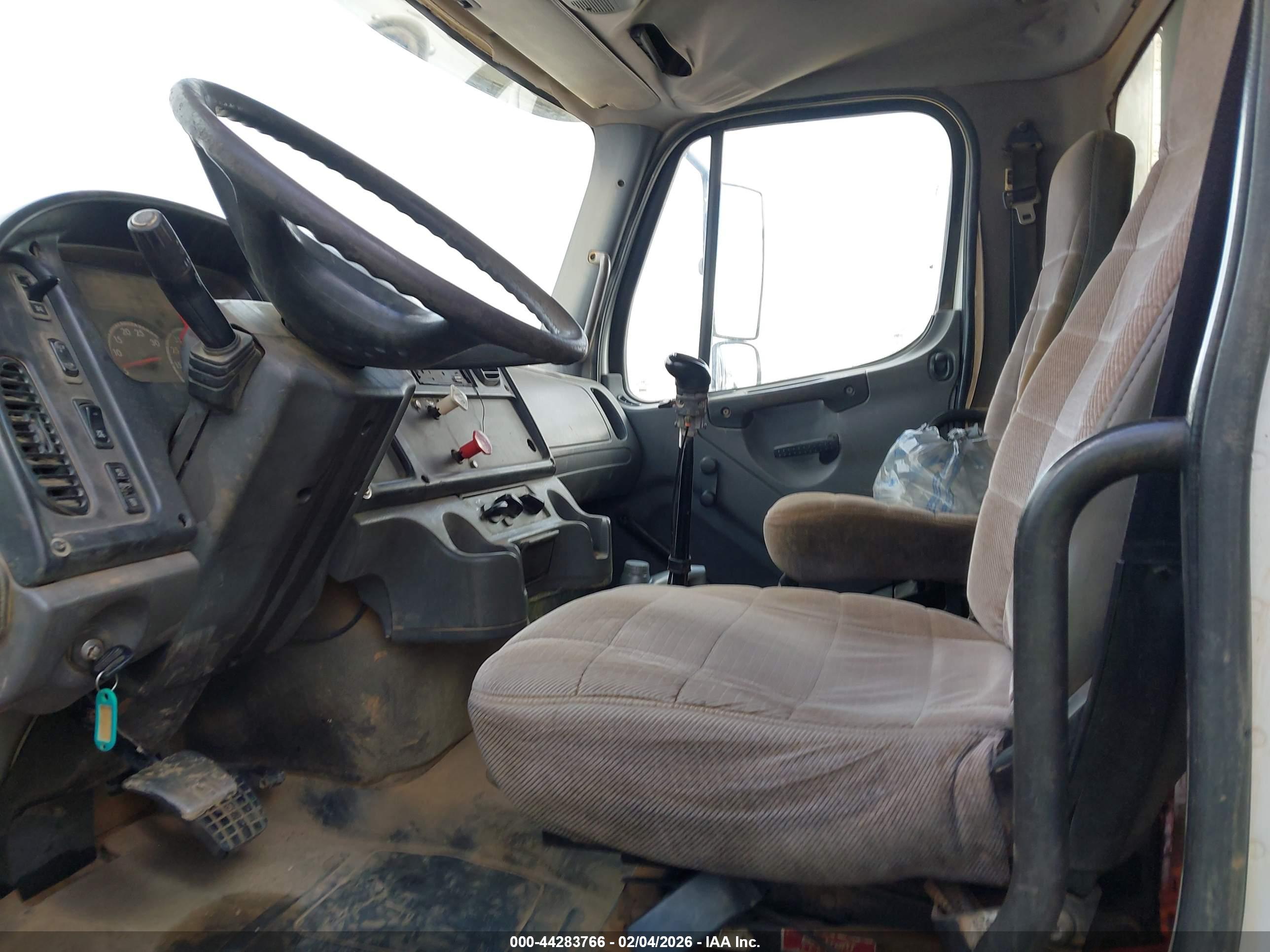 FREIGHTLINER M2 image 7