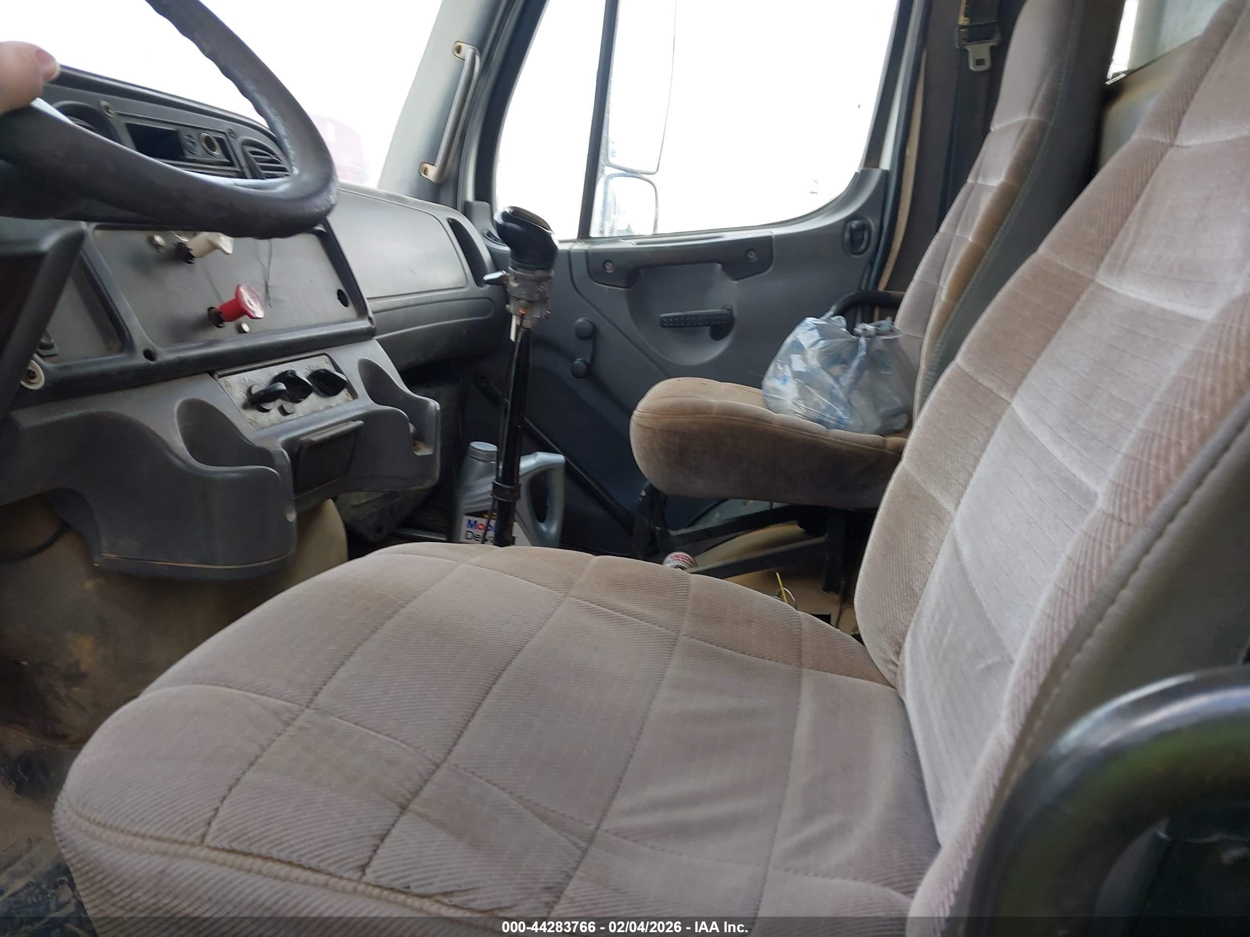 FREIGHTLINER M2 image 8