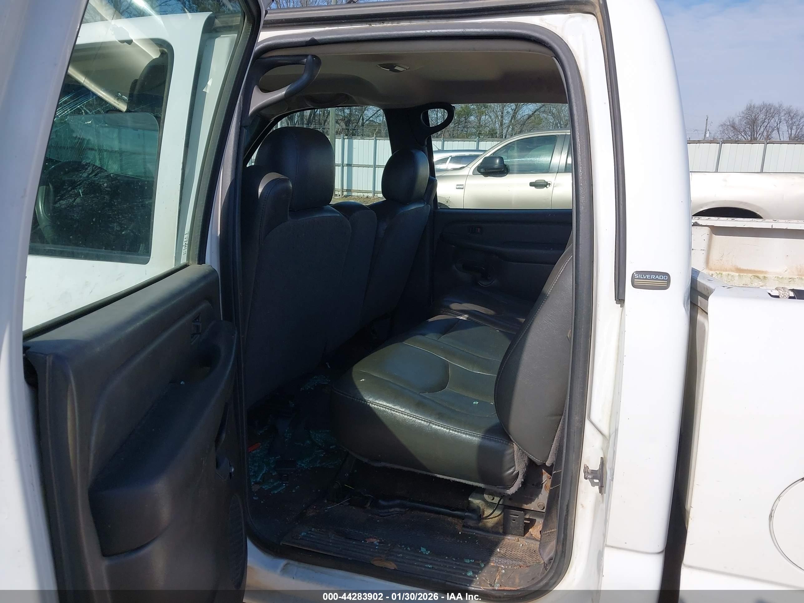 CHEVROLET SILVERADO image 8