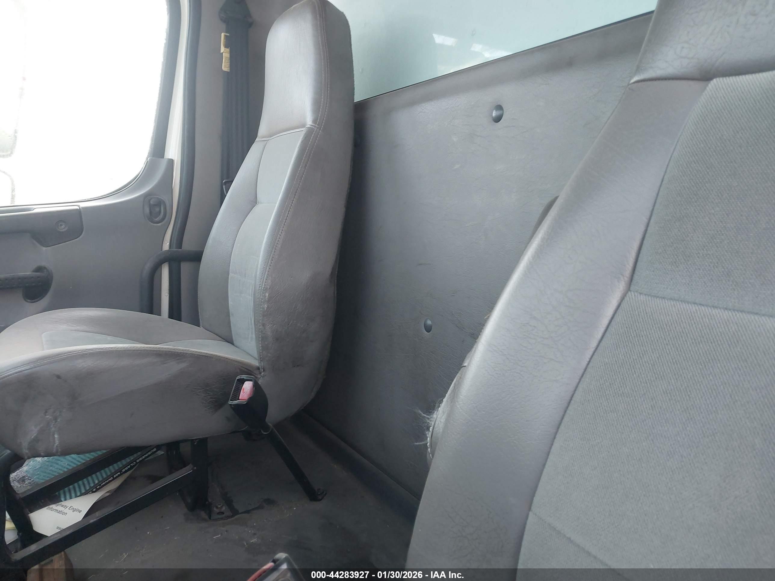 FREIGHTLINER M2 image 7