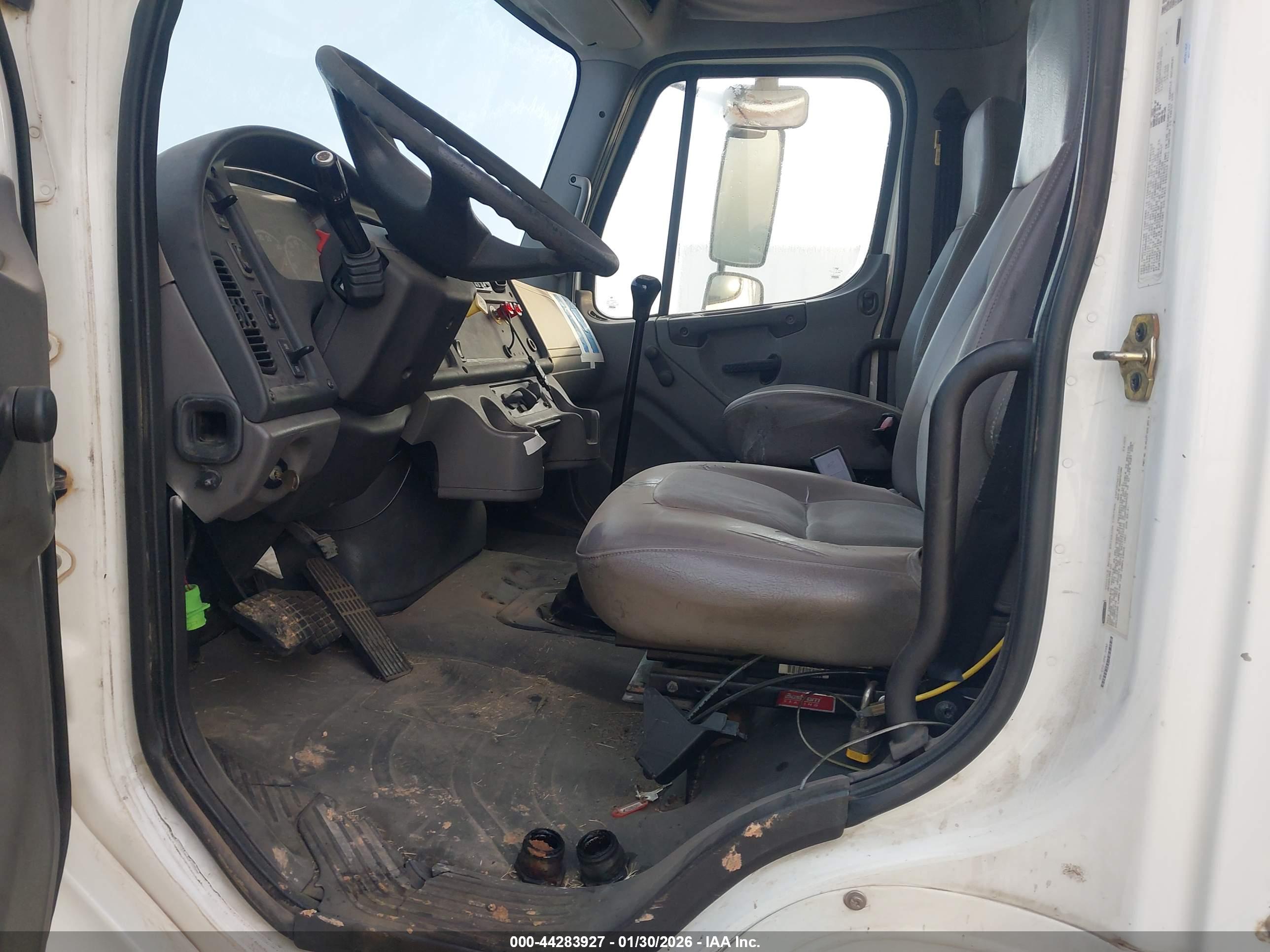 FREIGHTLINER M2 image 8
