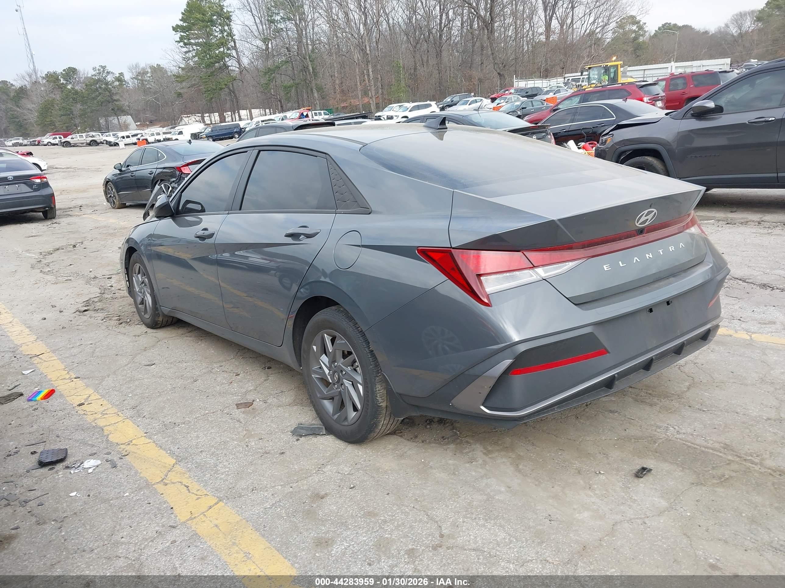 HYUNDAI ELANTRA image 3