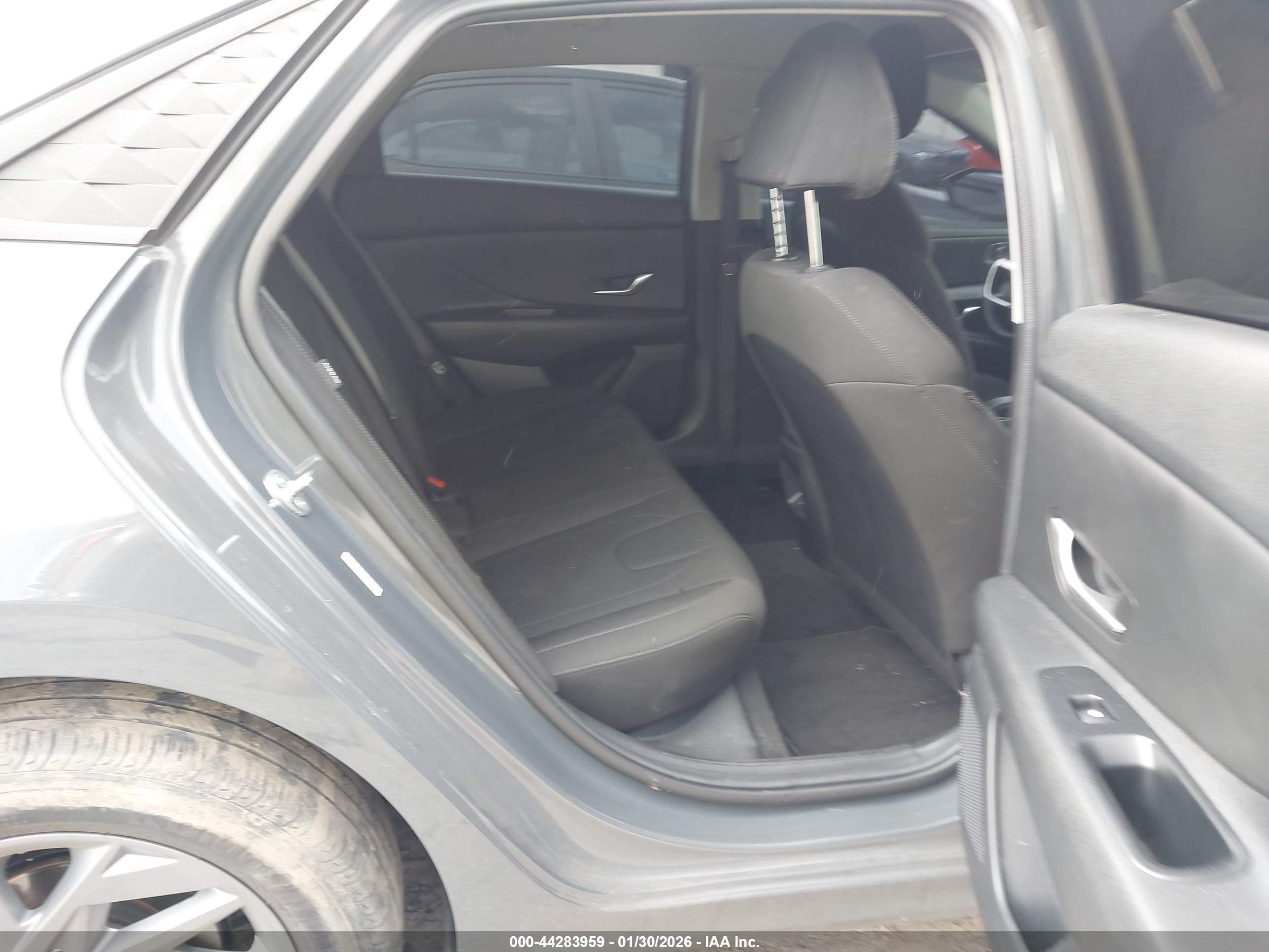 HYUNDAI ELANTRA image 8
