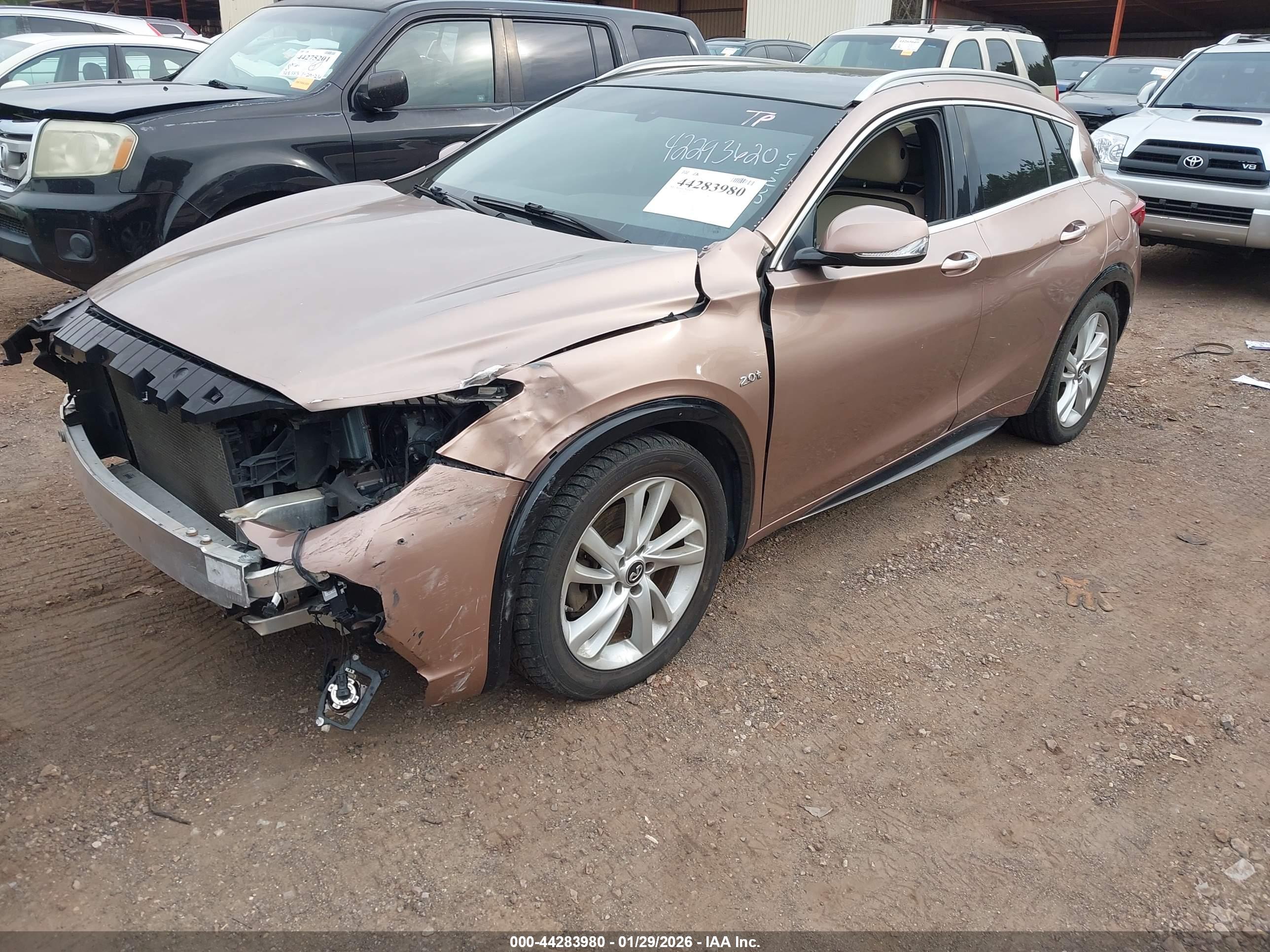 INFINITI QX30 image 2