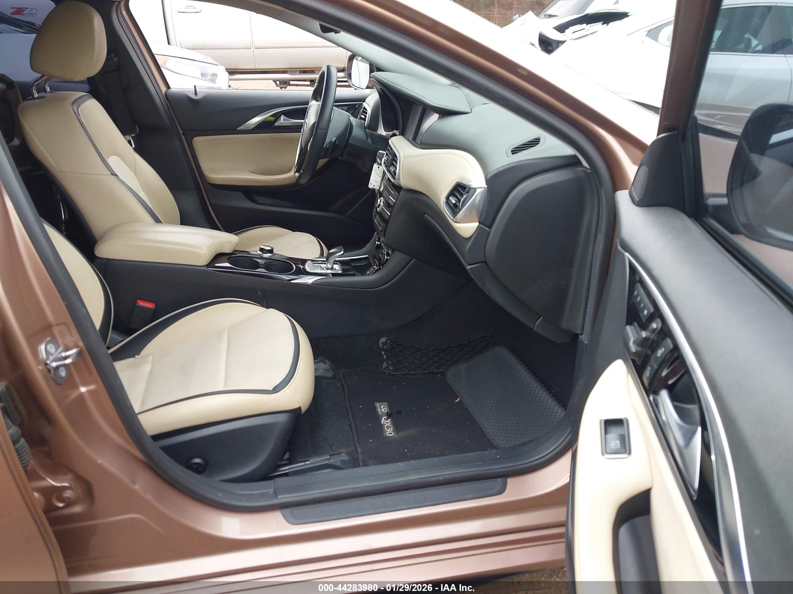 INFINITI QX30 image 5
