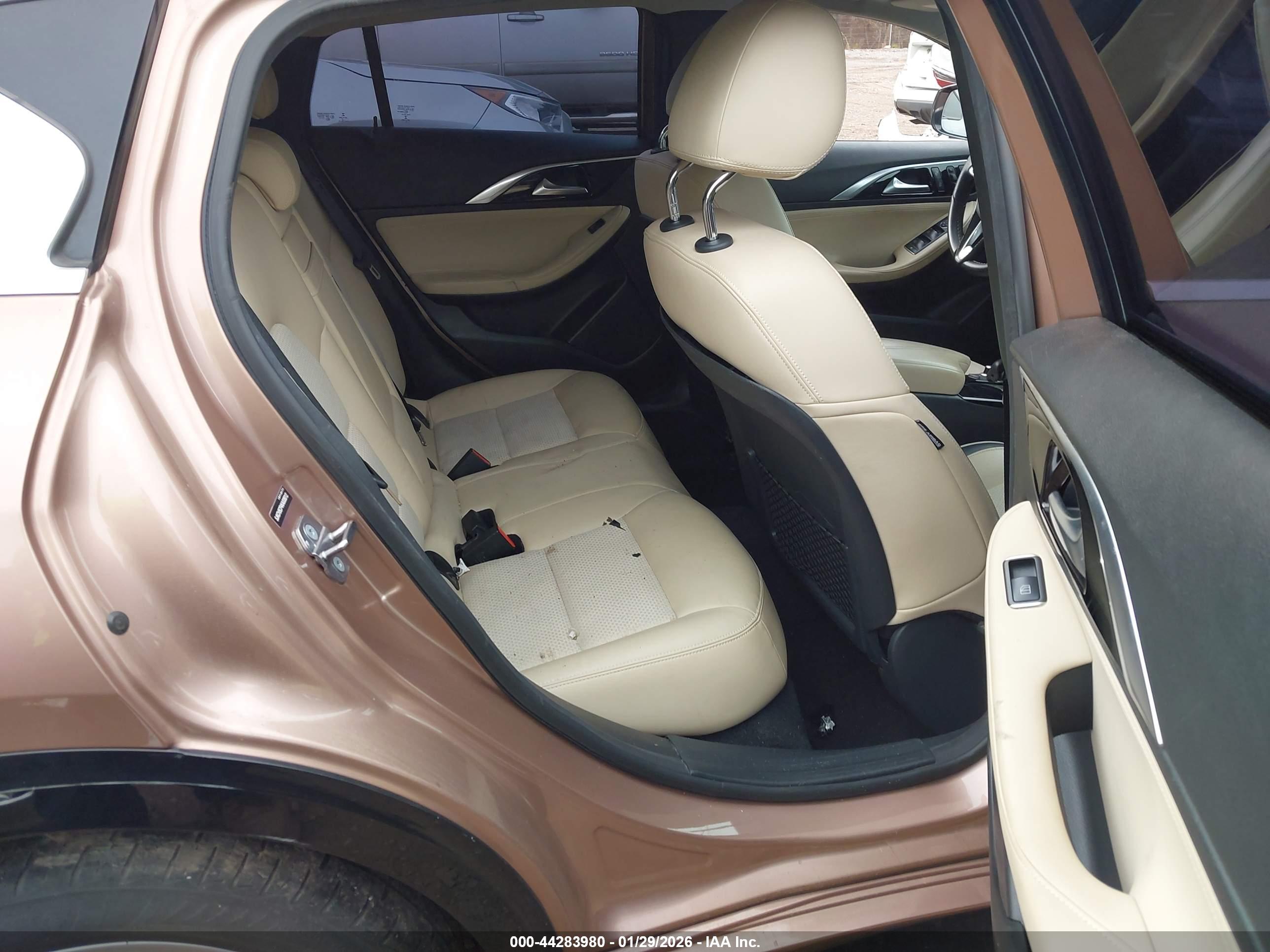 INFINITI QX30 image 8