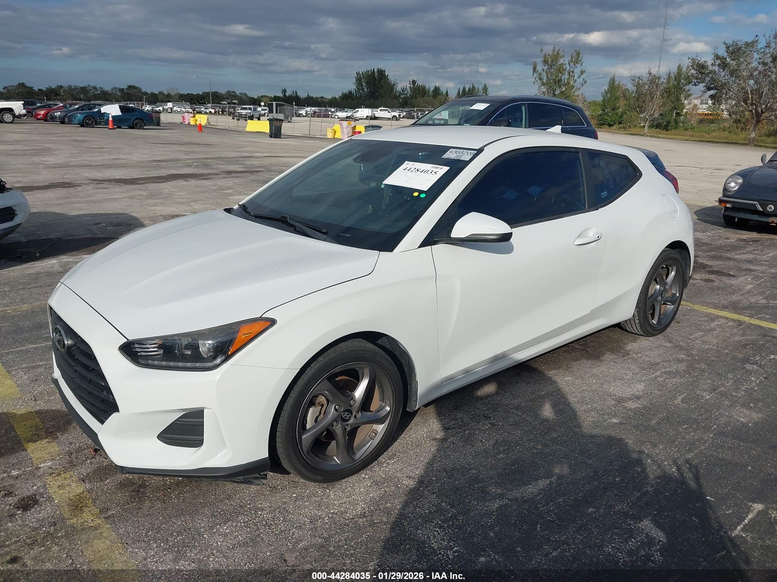 HYUNDAI VELOSTER image 2