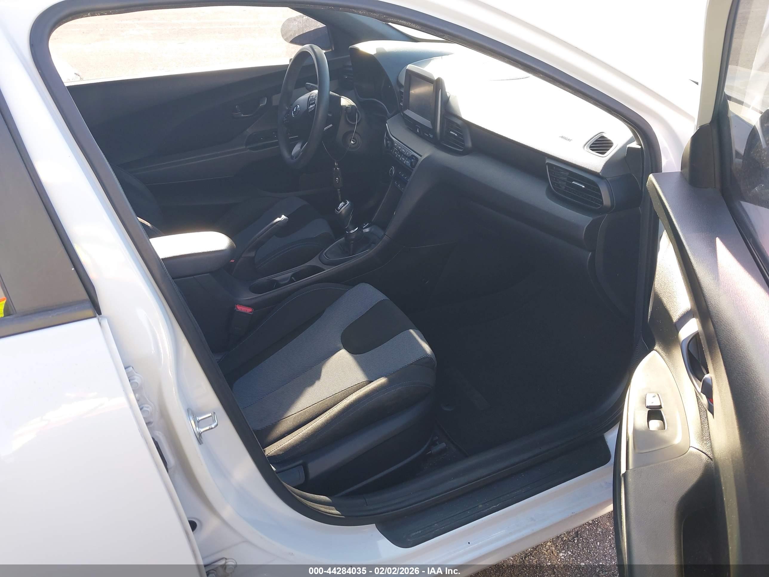 HYUNDAI VELOSTER image 5