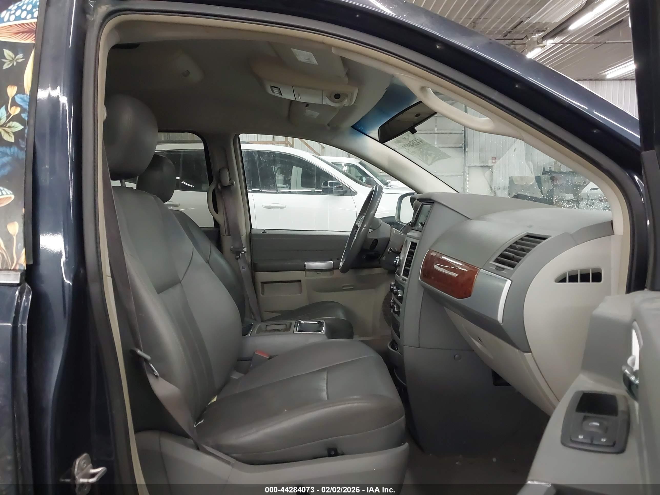 CHRYSLER TOWN image 5