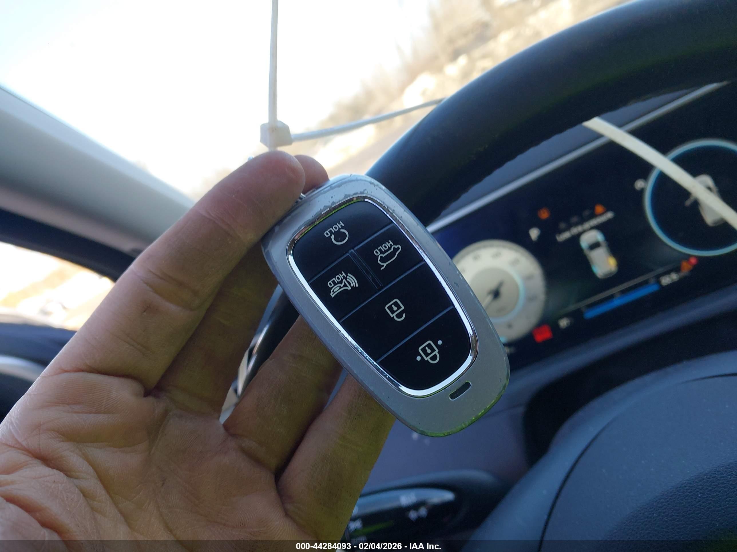 HYUNDAI TUCSON image 11