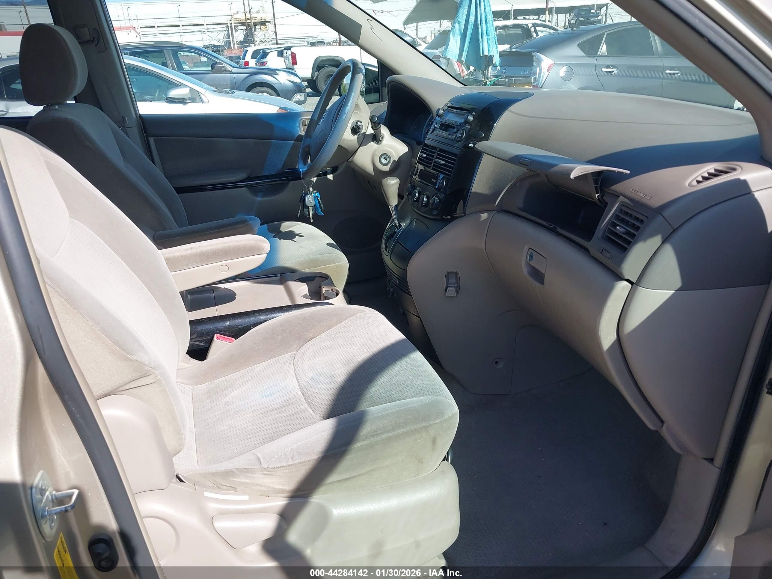 TOYOTA SIENNA image 5