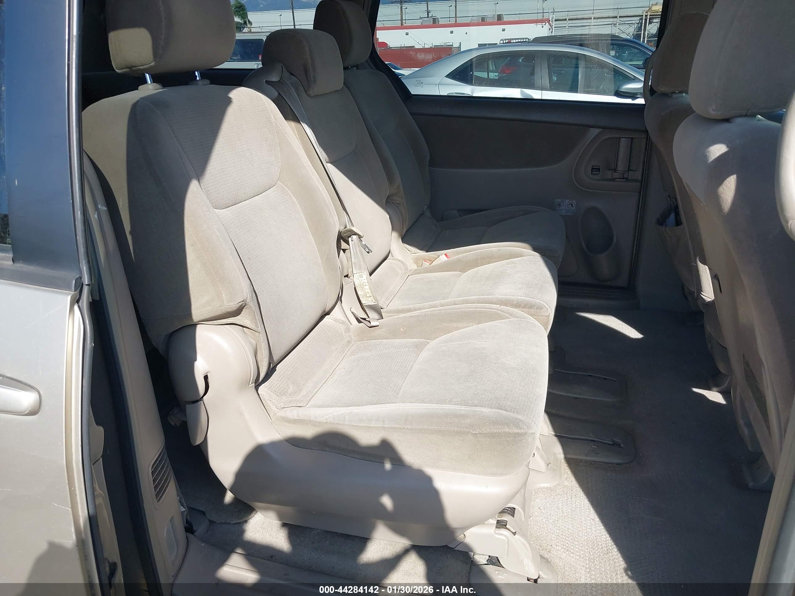 TOYOTA SIENNA image 8