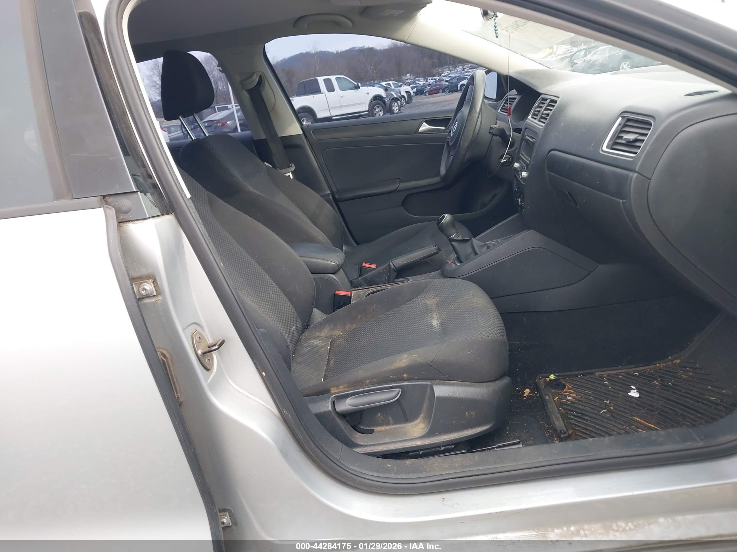 VOLKSWAGEN JETTA image 5