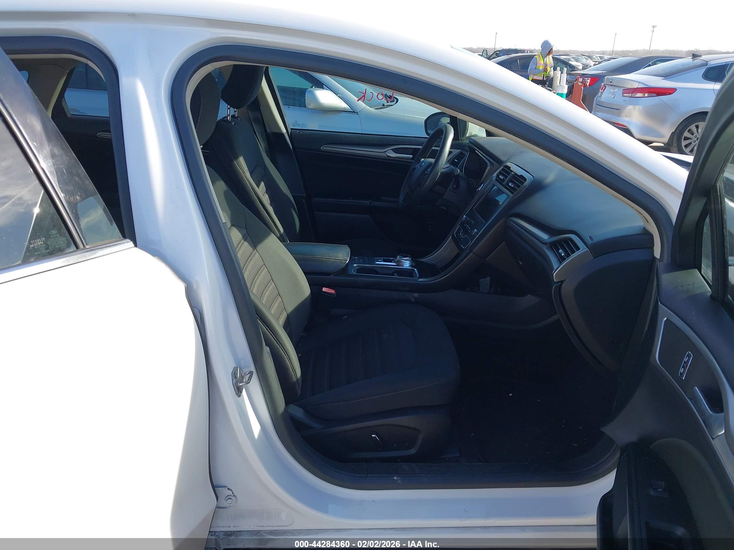 FORD FUSION image 5