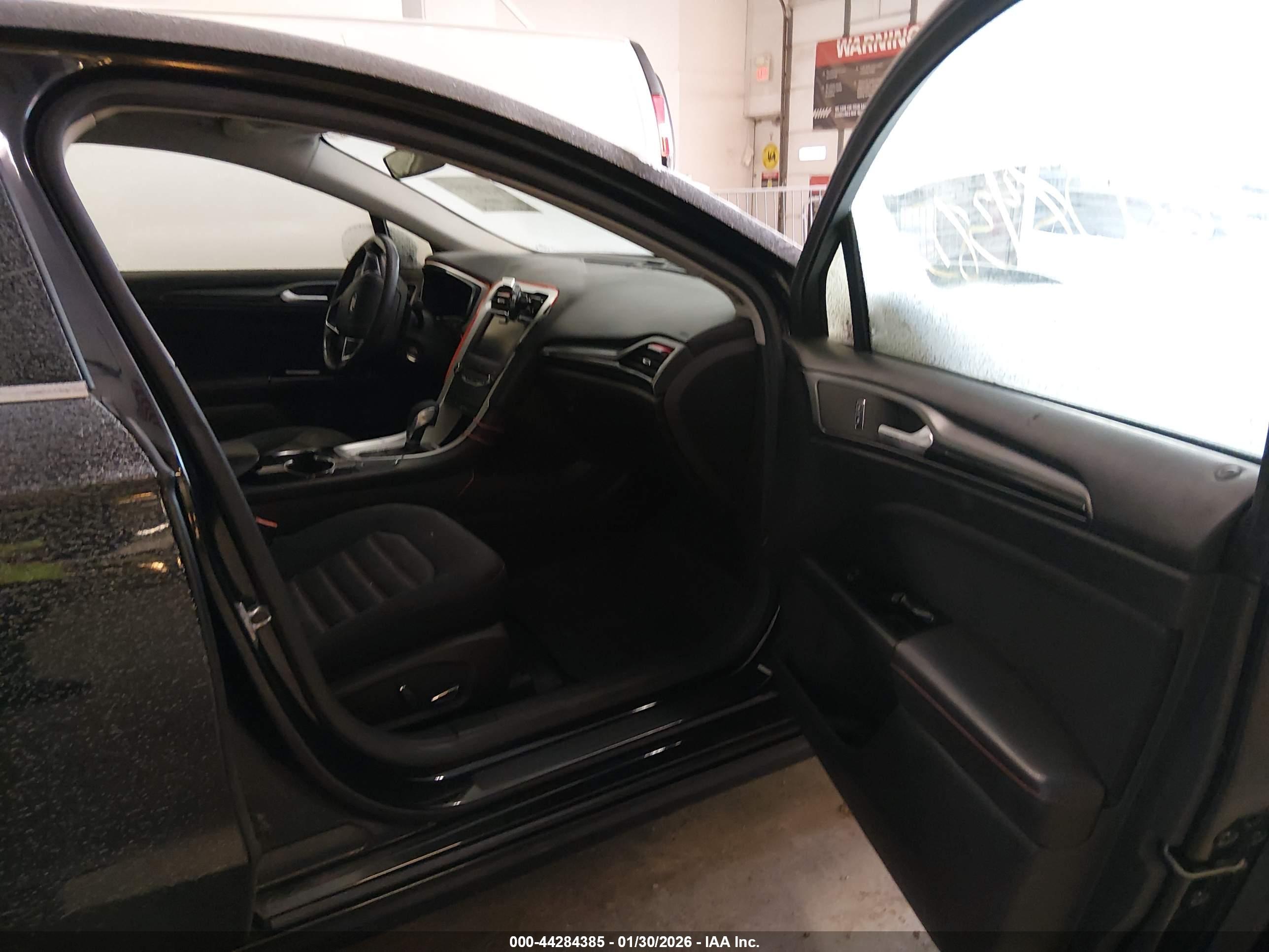 FORD FUSION image 5