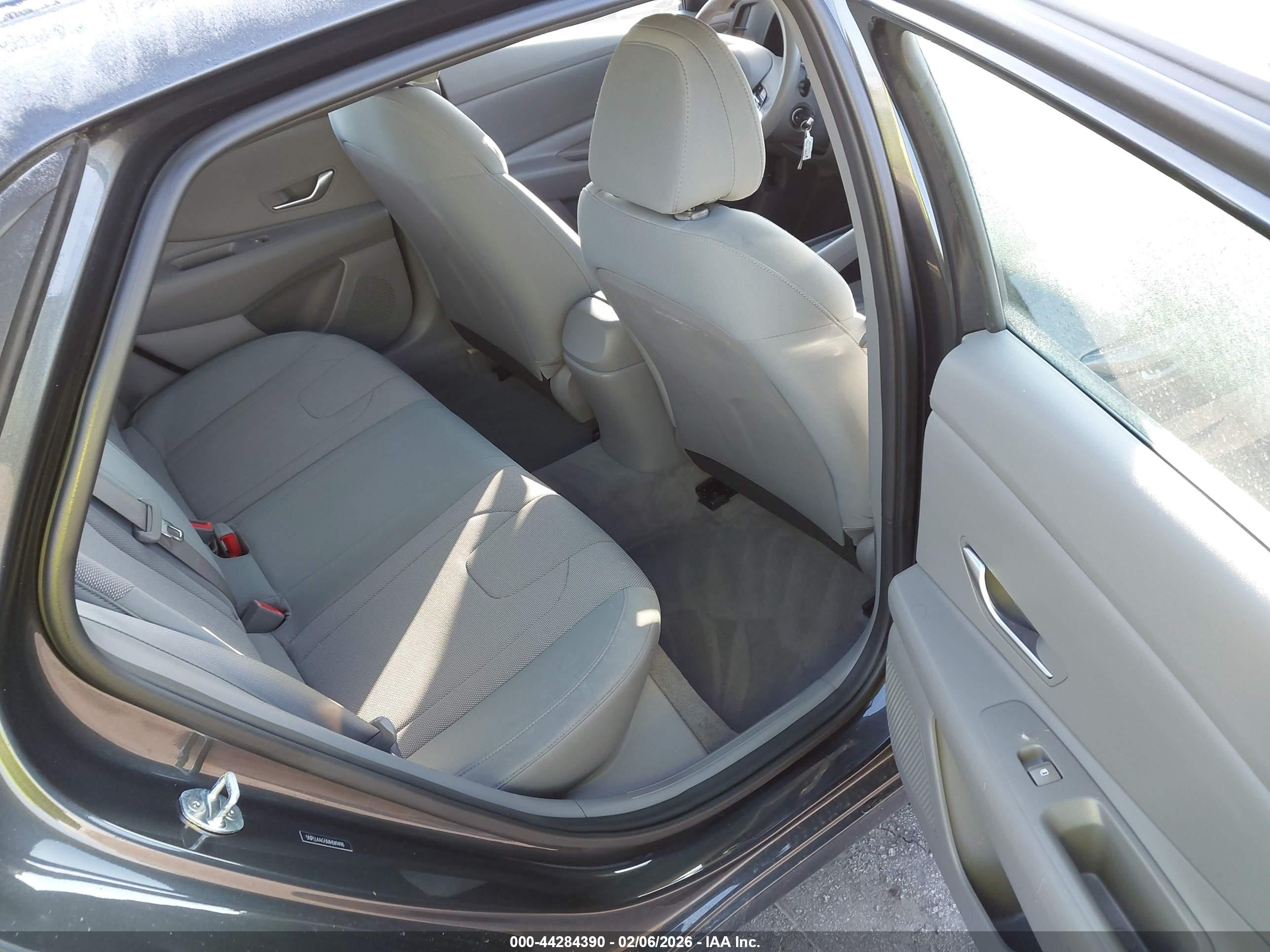 HYUNDAI ELANTRA image 8