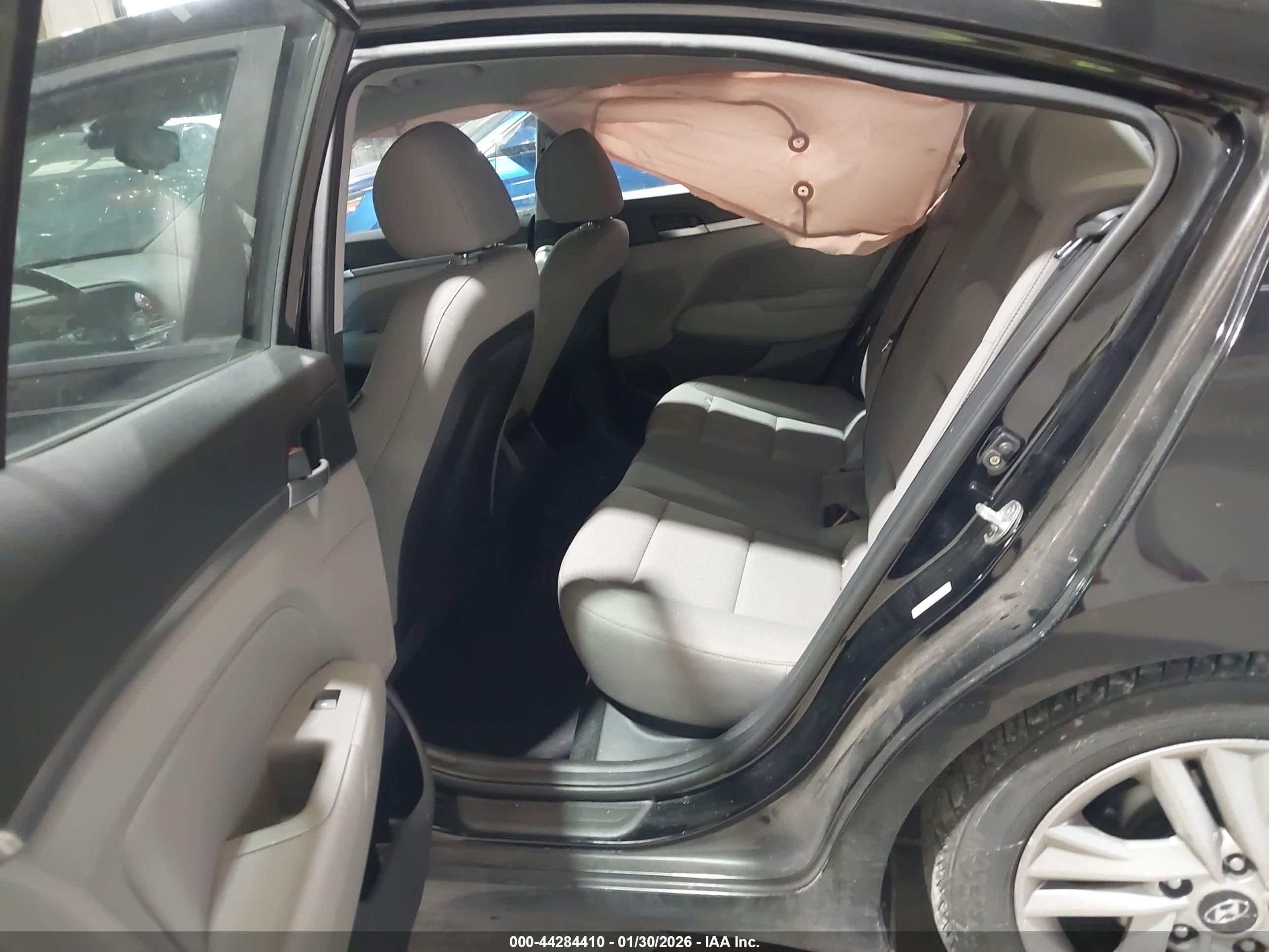 HYUNDAI ELANTRA image 8