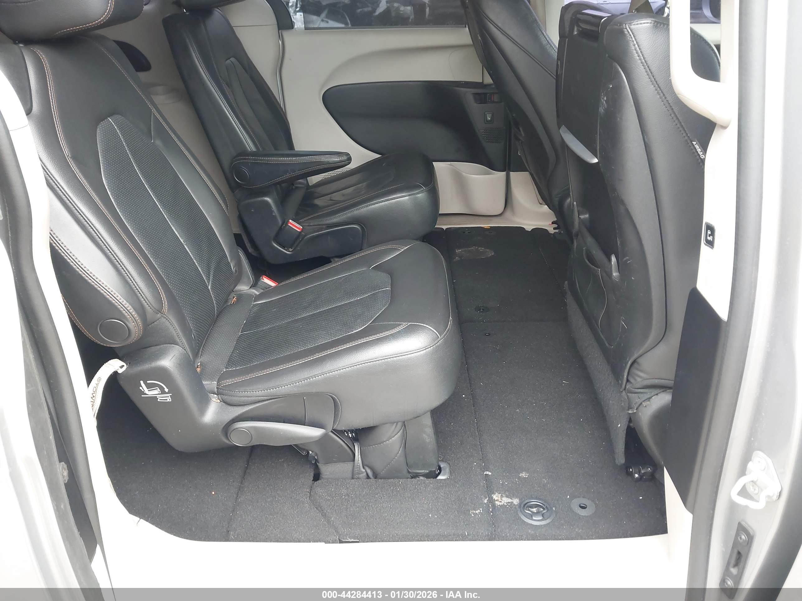 CHRYSLER PACIFICA image 8