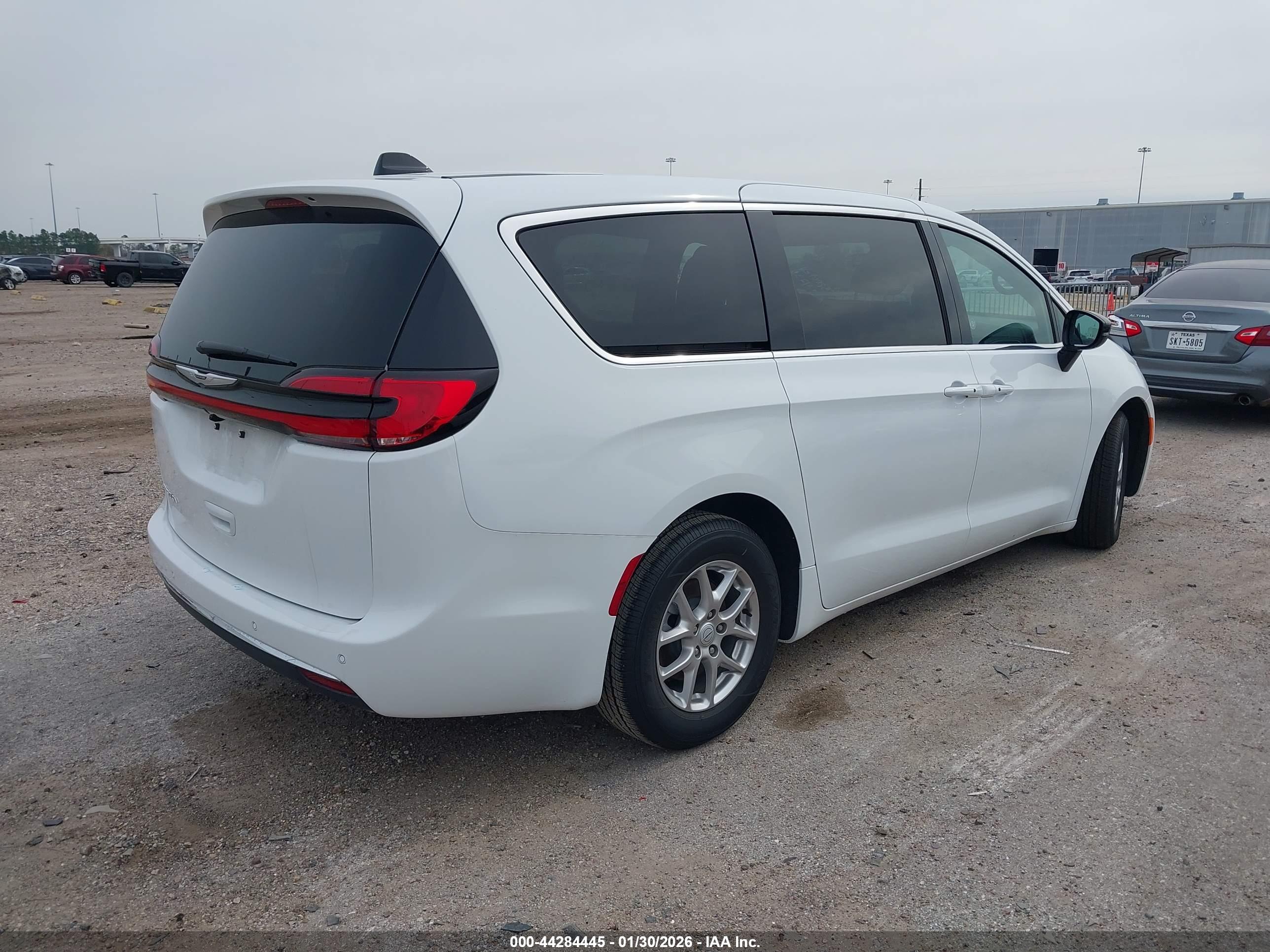 CHRYSLER PACIFICA image 4