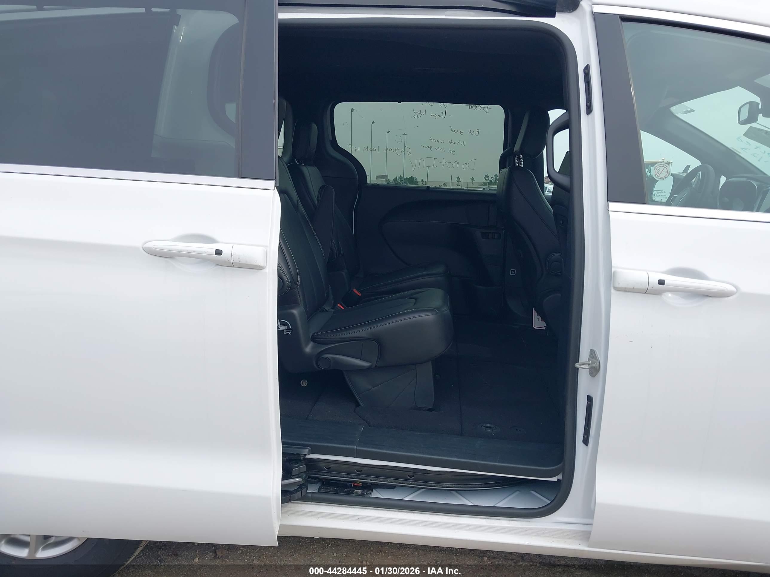 CHRYSLER PACIFICA image 8