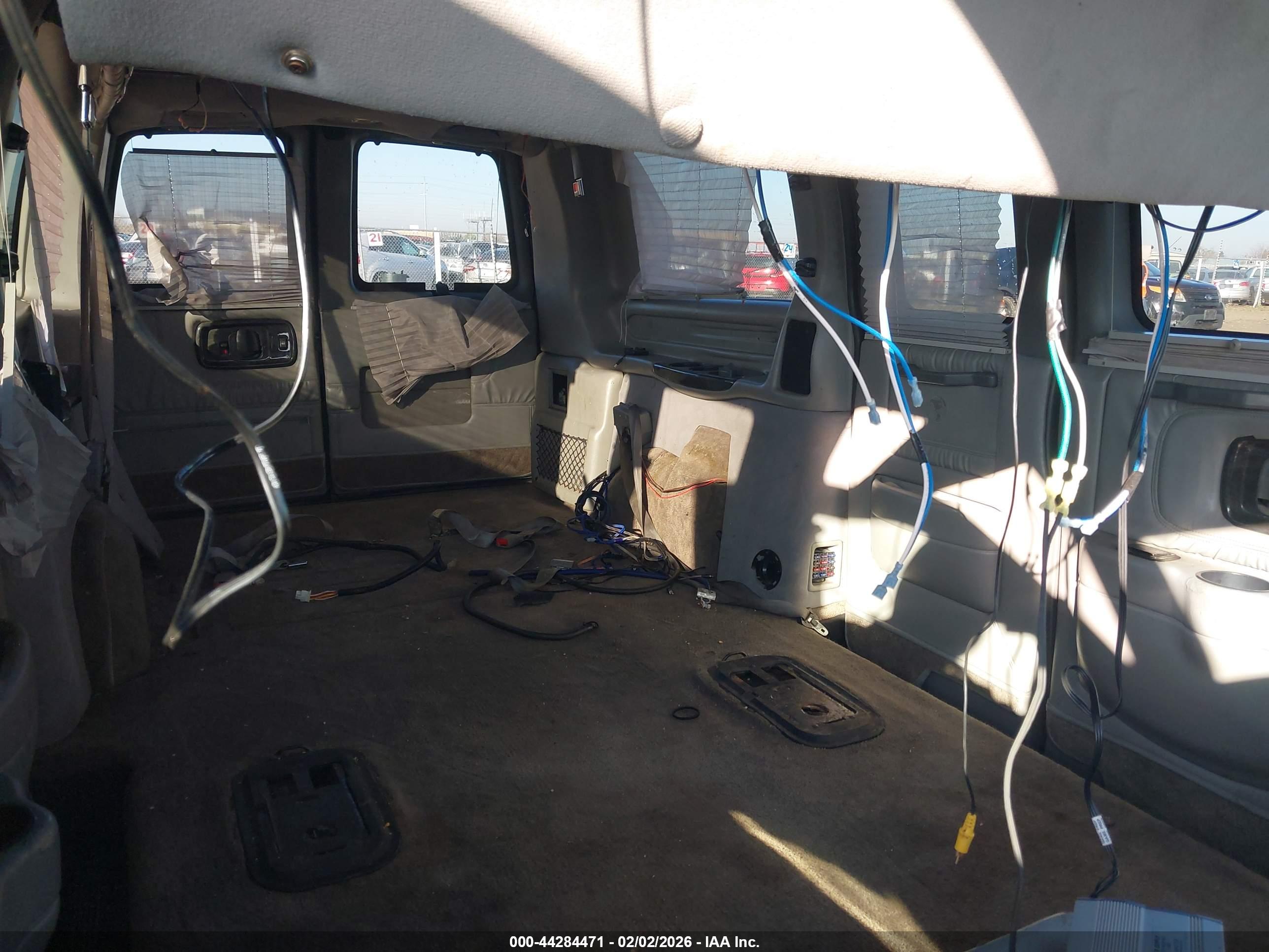 GMC SAVANA image 8
