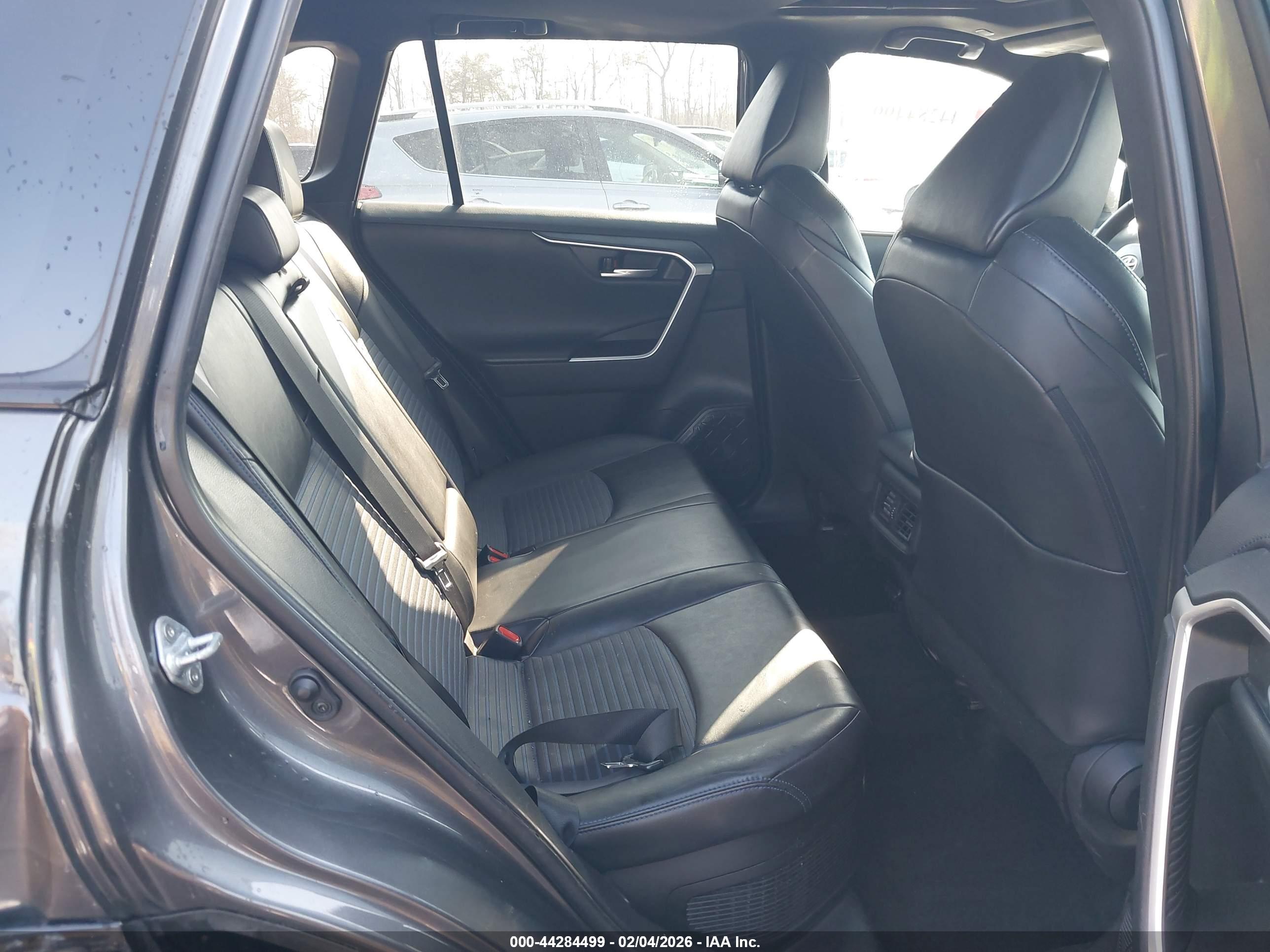 TOYOTA RAV4 image 8