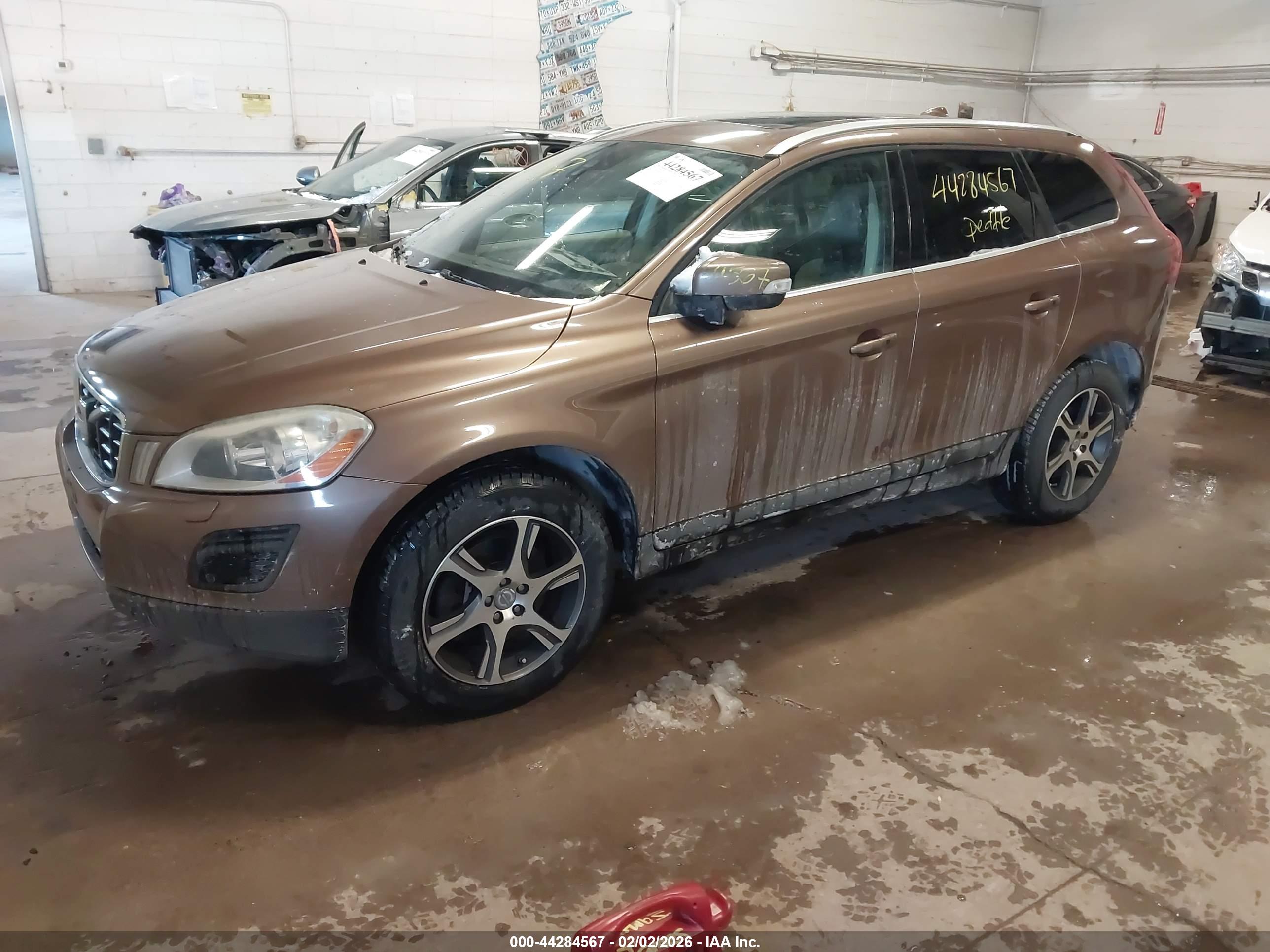 VOLVO XC60 image 2