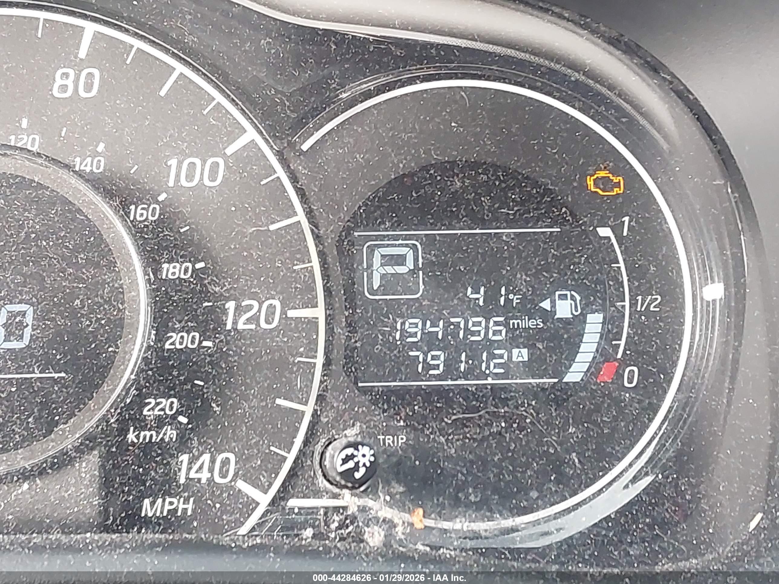 NISSAN VERSA image 7