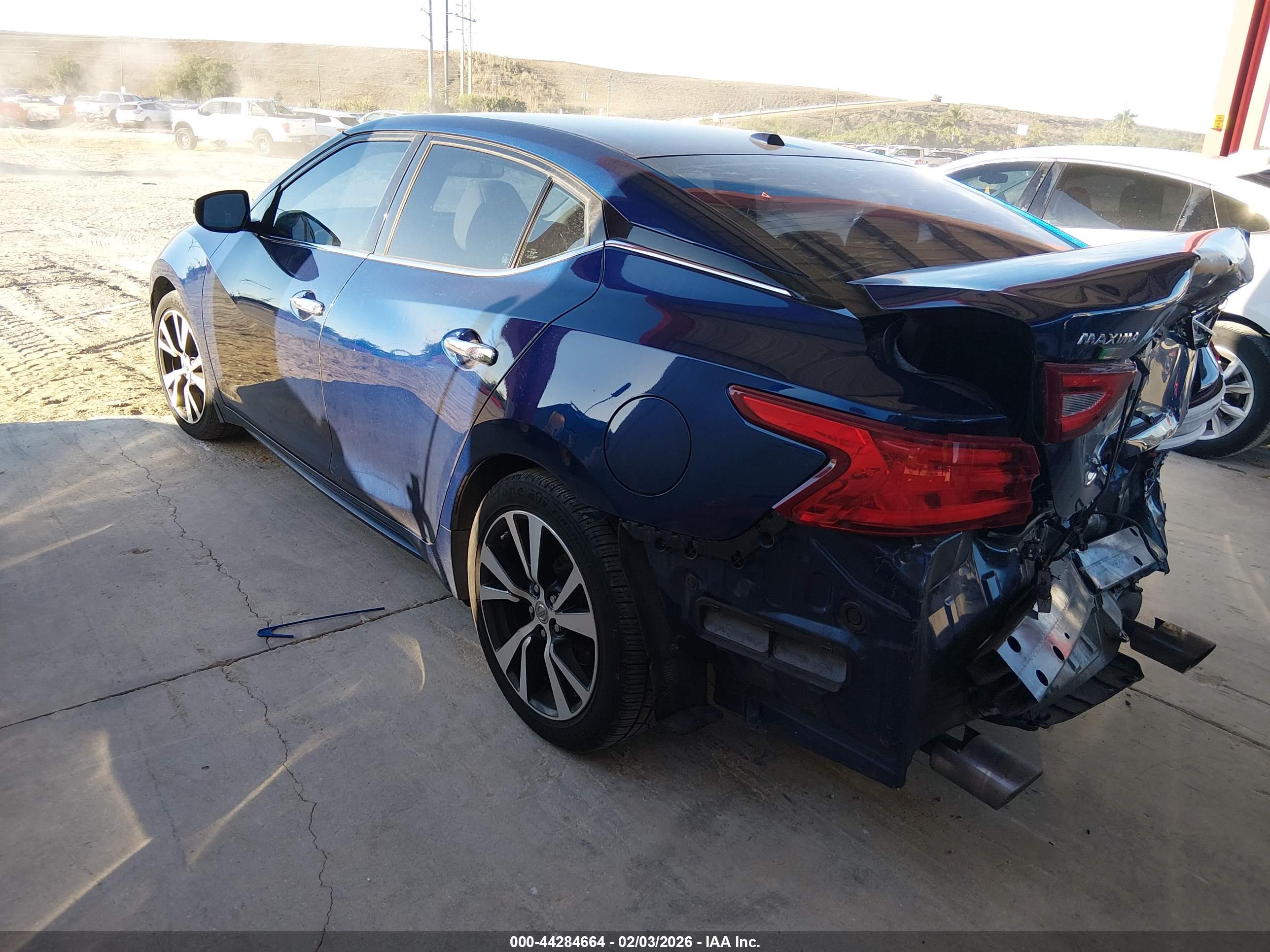 NISSAN MAXIMA image 3