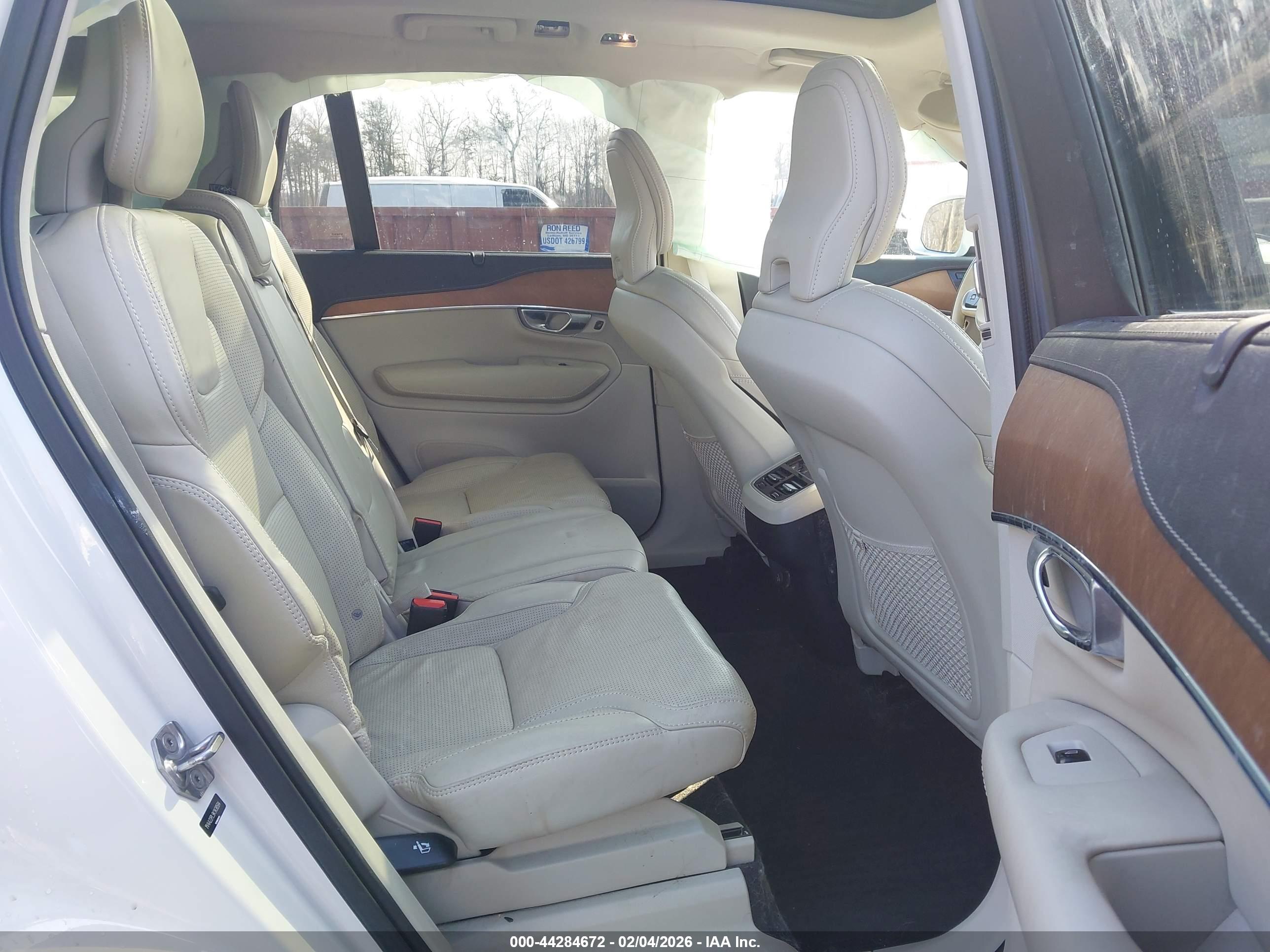 VOLVO XC90 image 8