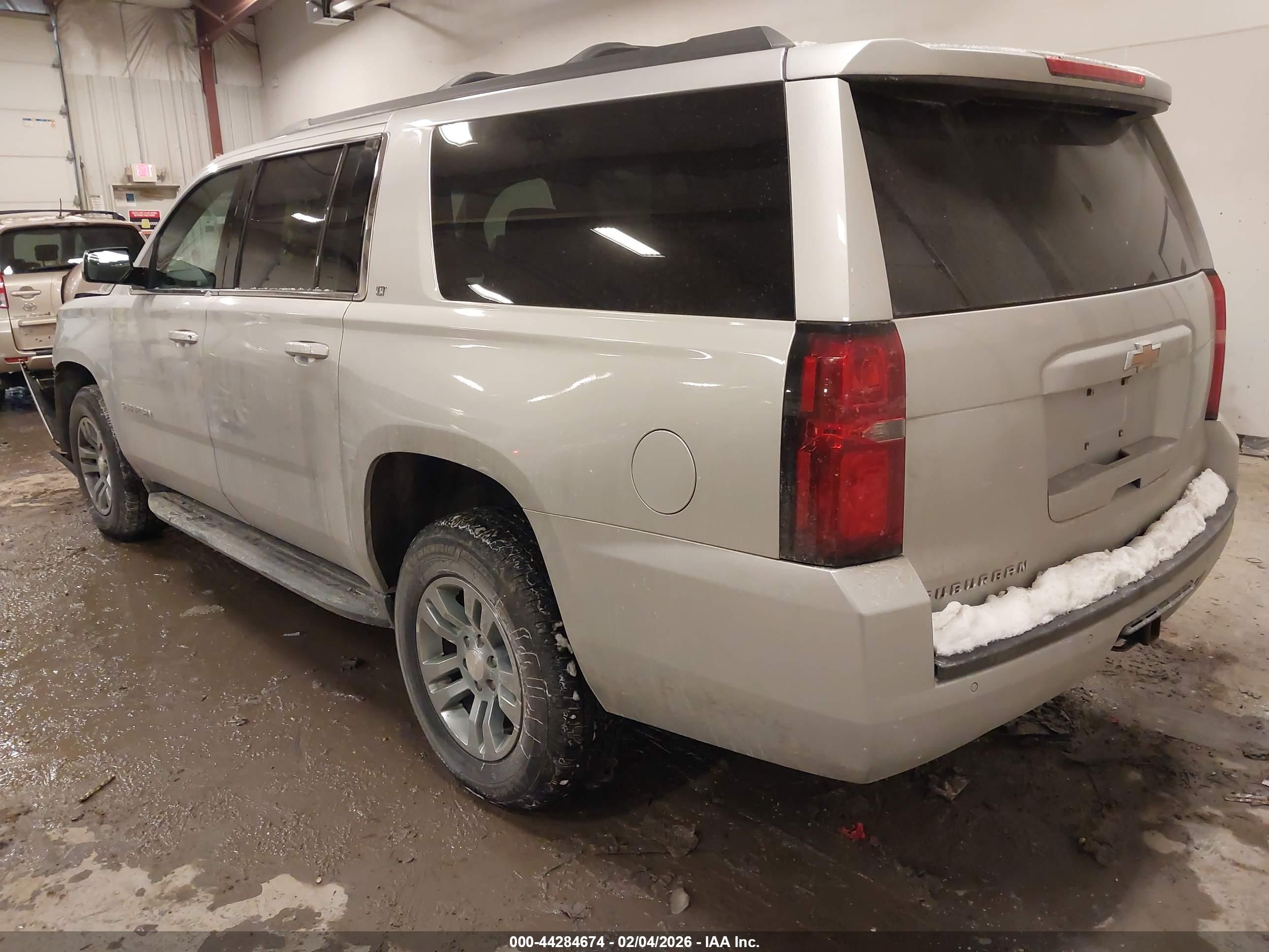 CHEVROLET SUBURBAN image 3