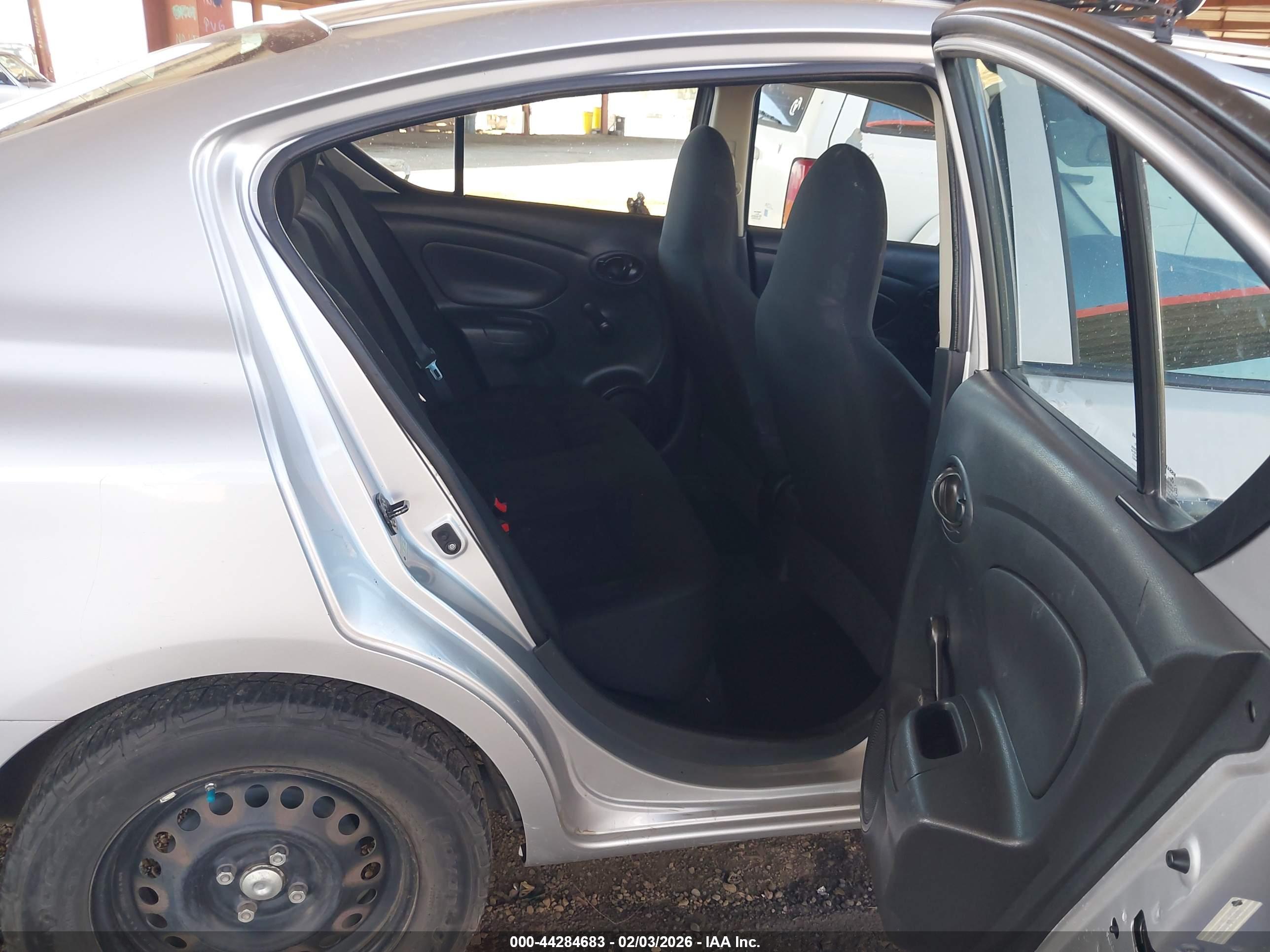 NISSAN VERSA image 8