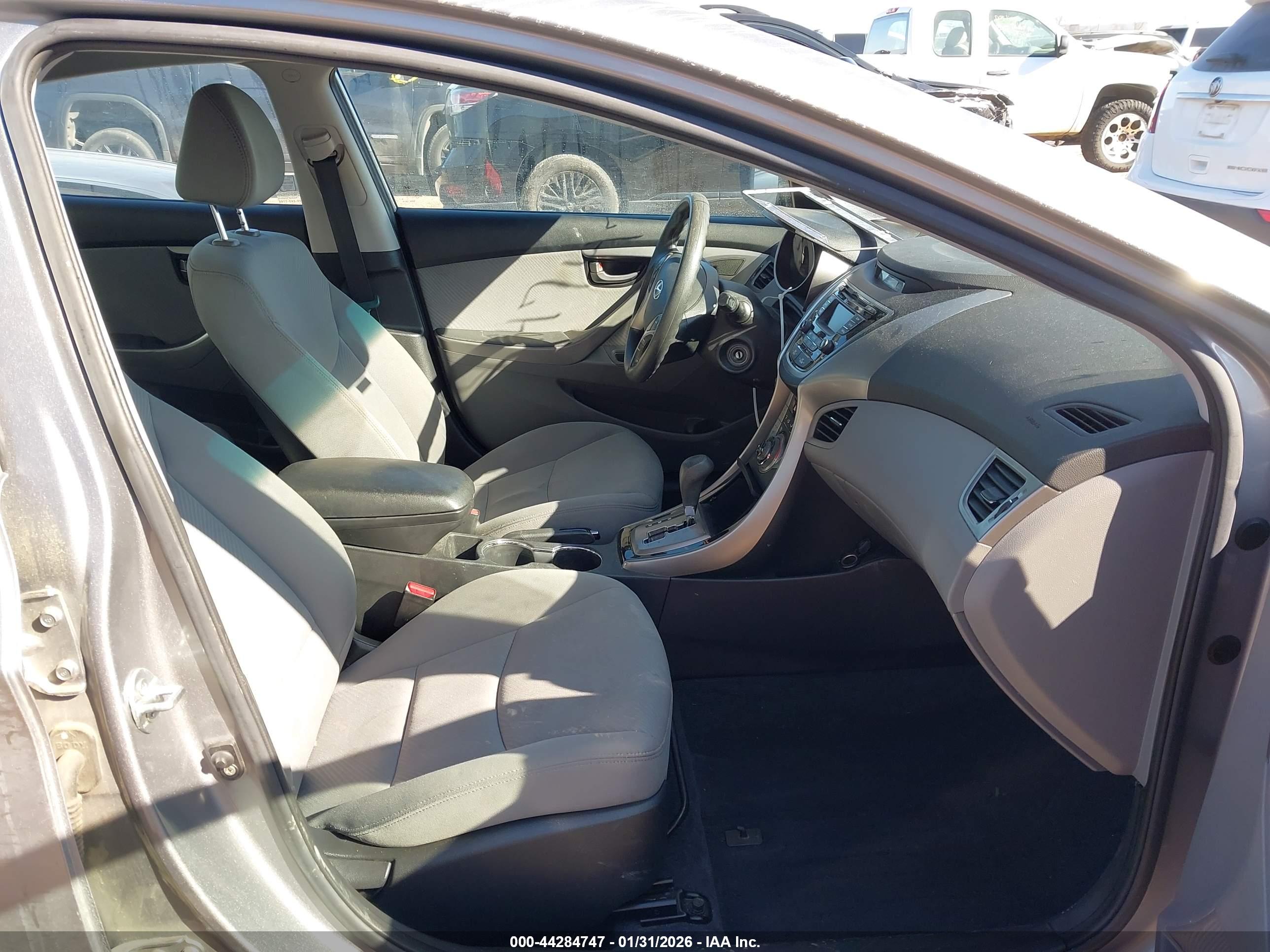 HYUNDAI ELANTRA image 5