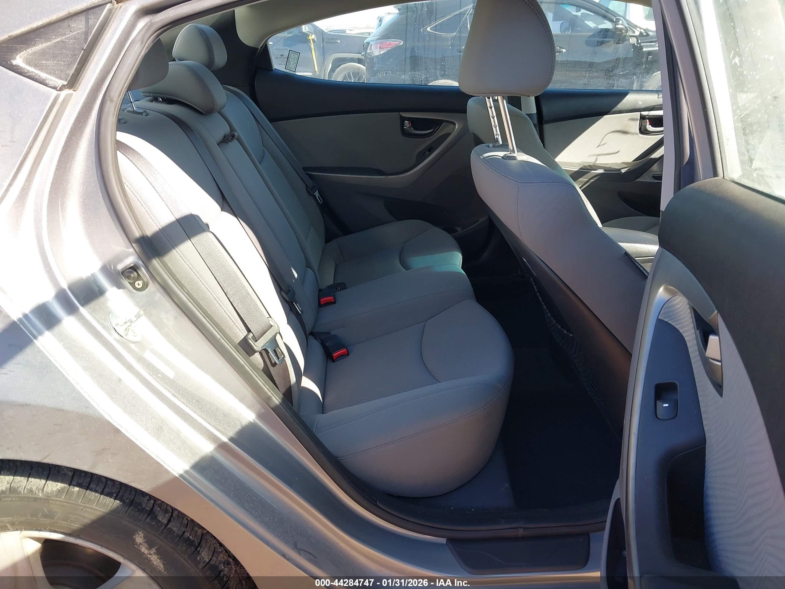 HYUNDAI ELANTRA image 8