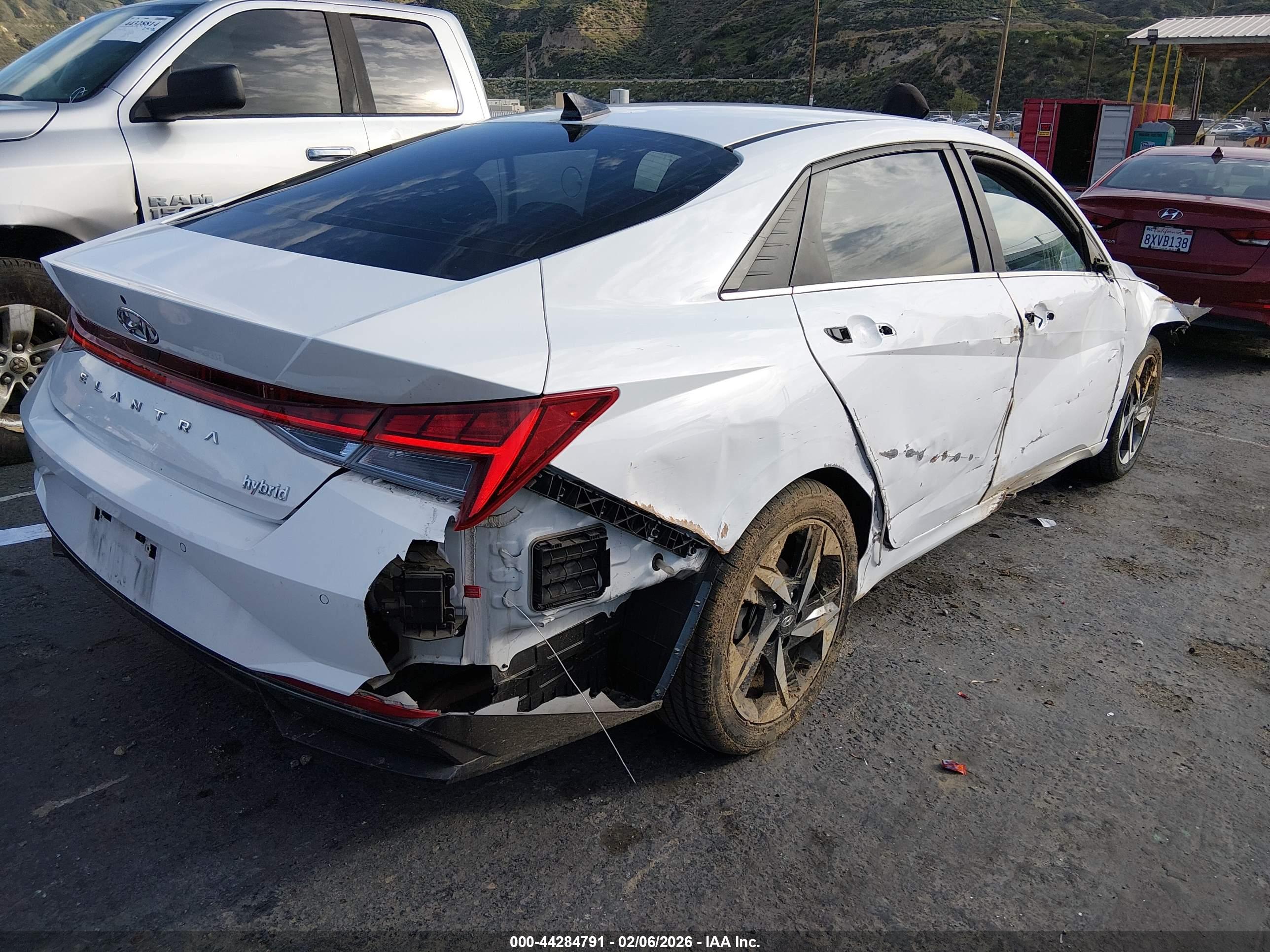 HYUNDAI ELANTRA image 4