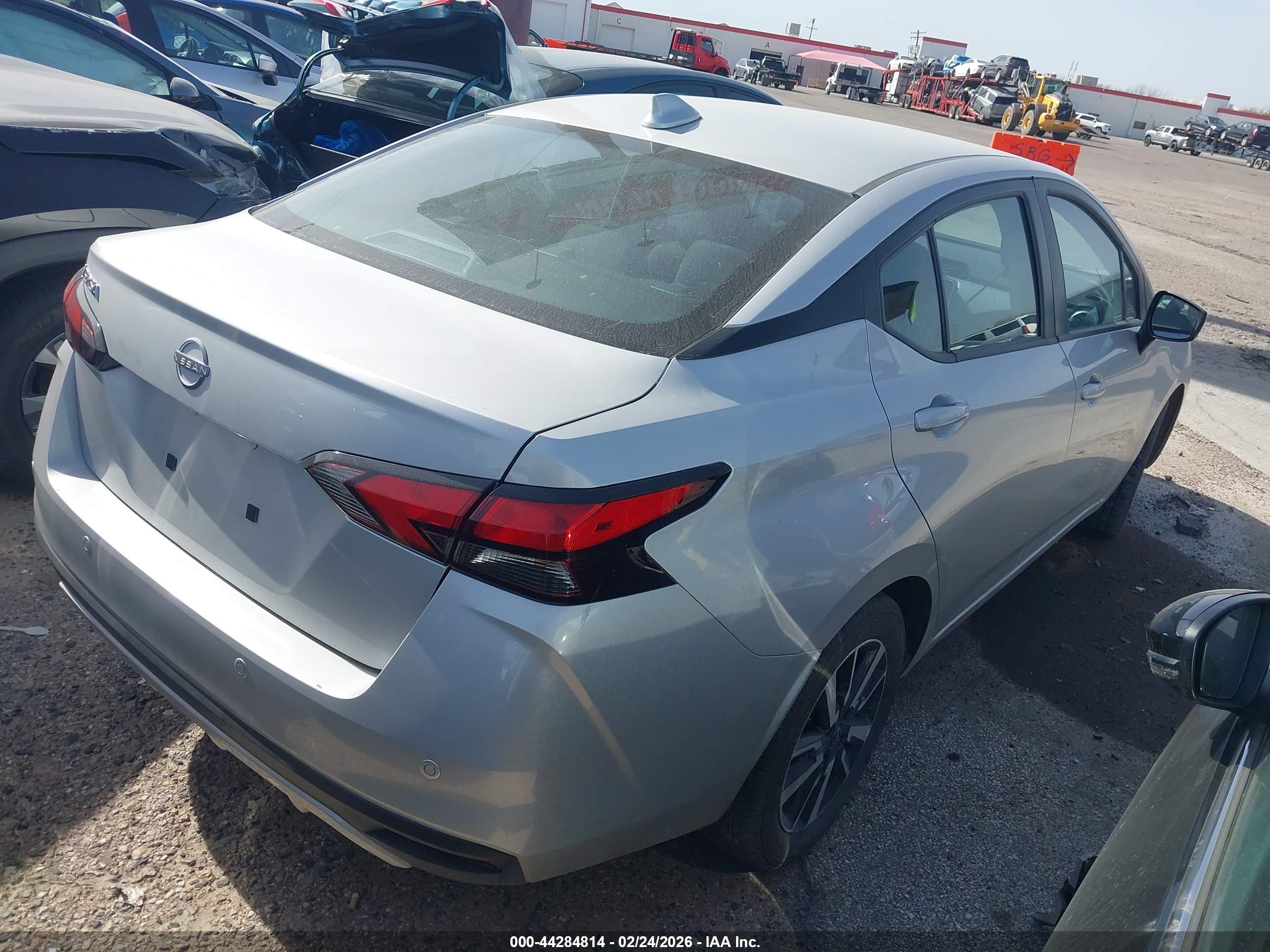 NISSAN VERSA image 4