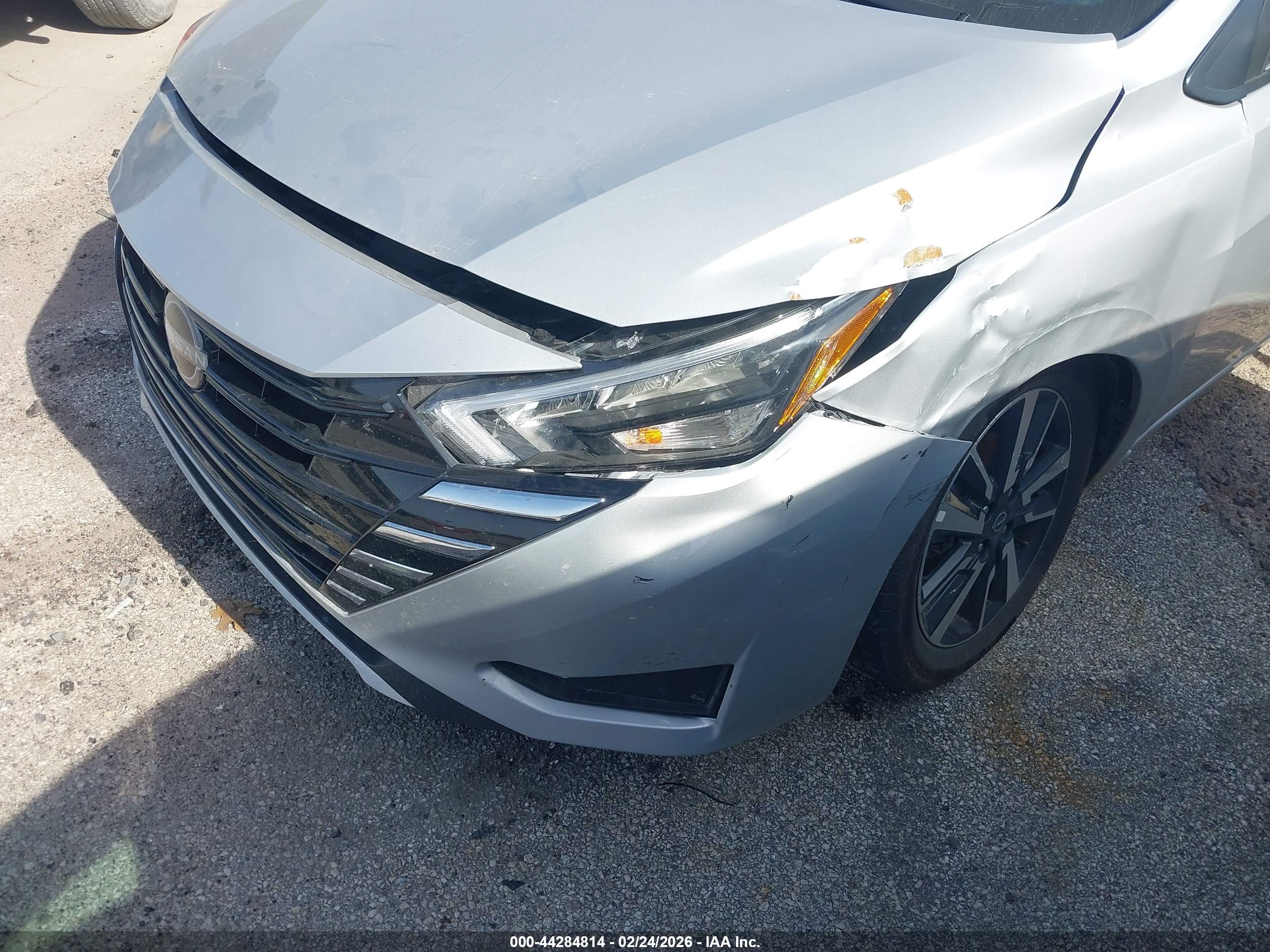 NISSAN VERSA image 6