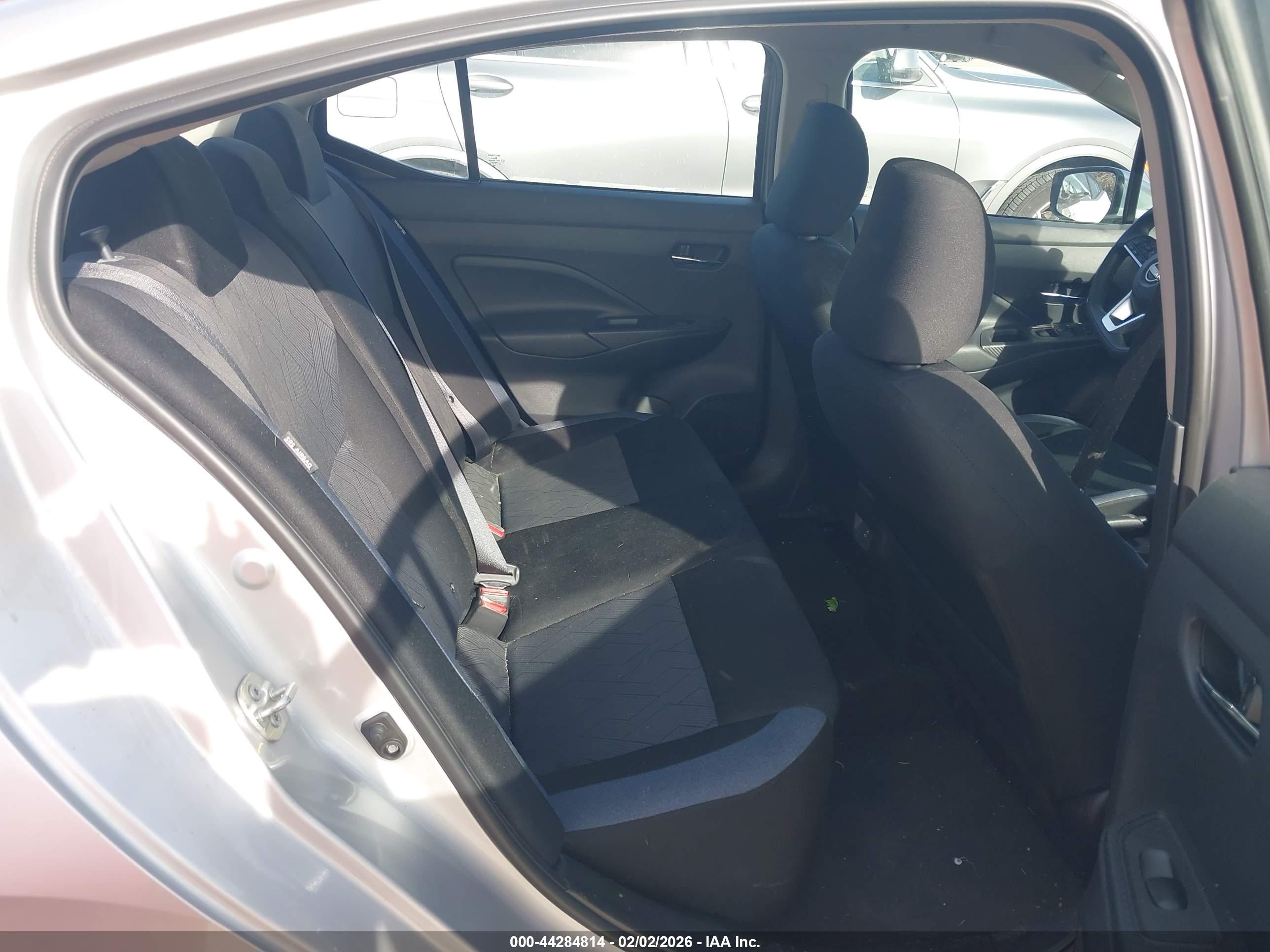 NISSAN VERSA image 8