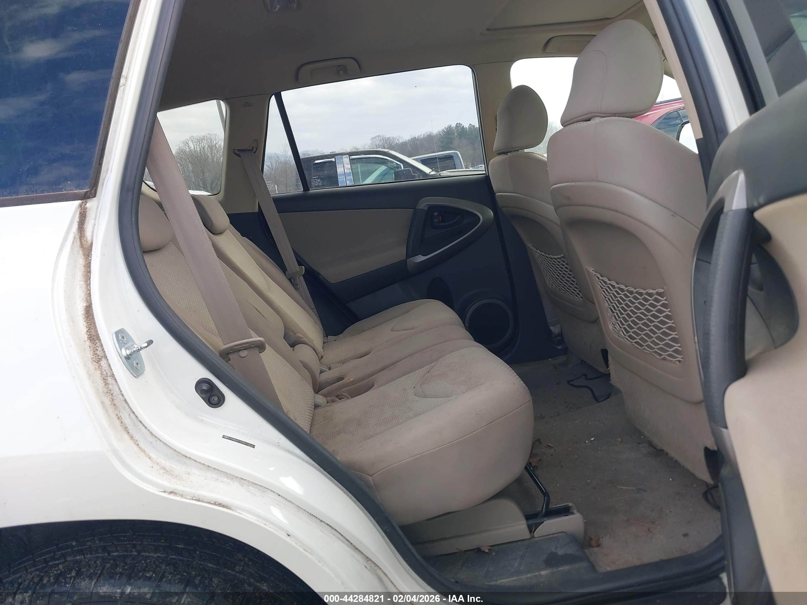 TOYOTA RAV4 image 8