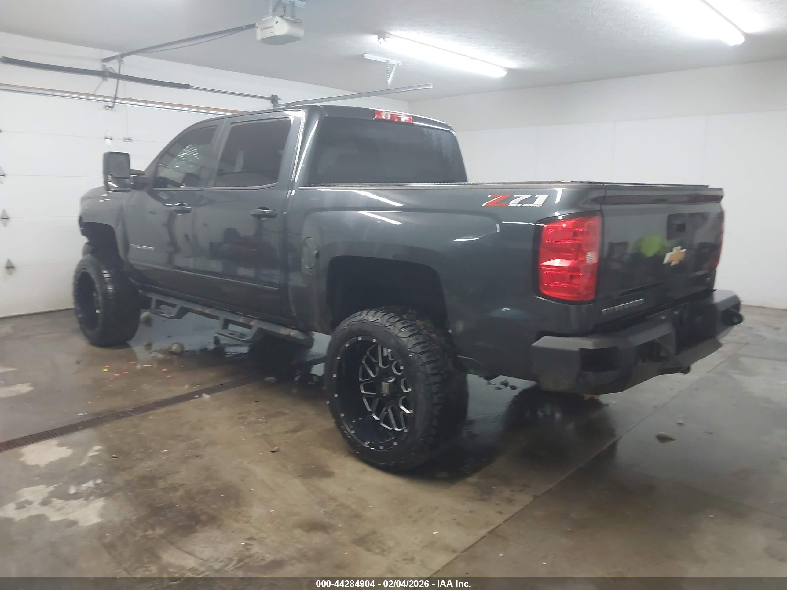 CHEVROLET SILVERADO image 3