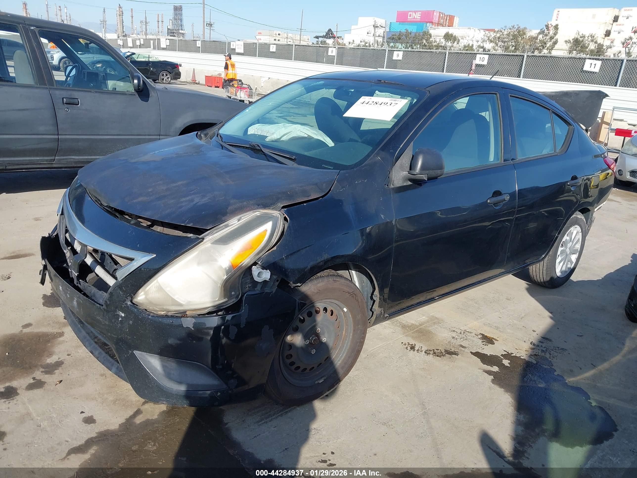 NISSAN VERSA image 2